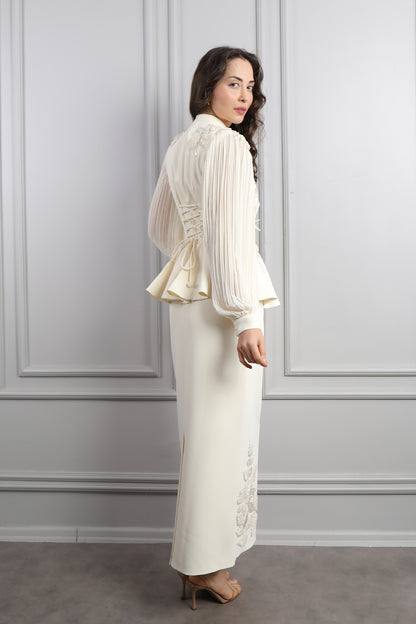 طقم تنورة مزين بتطريزات ورود وتفاصيل ازرار - سكري