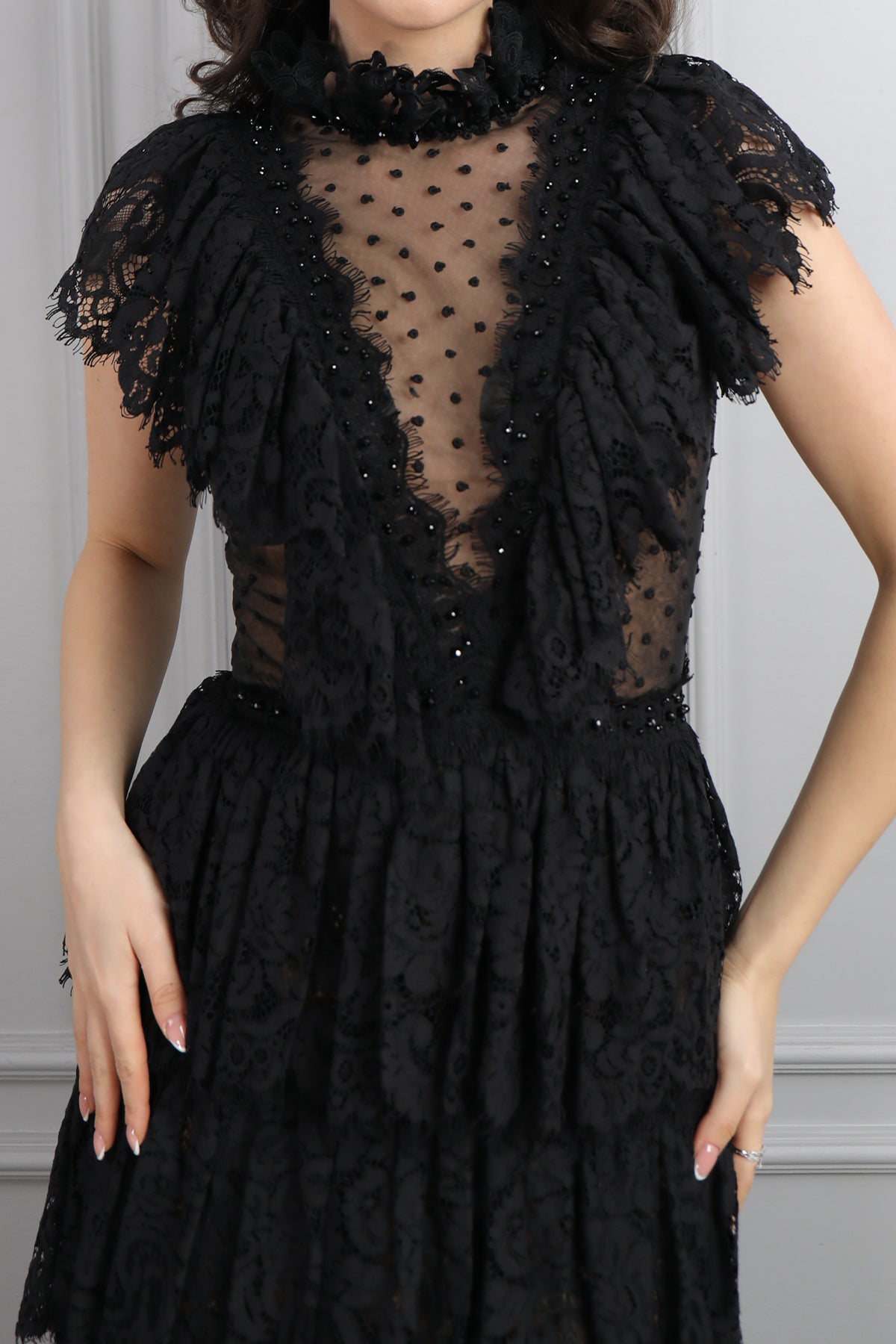 فستان سهرة خناقي بتصميم شفاف وكشكشة مع تطريزات خرزية -اسود