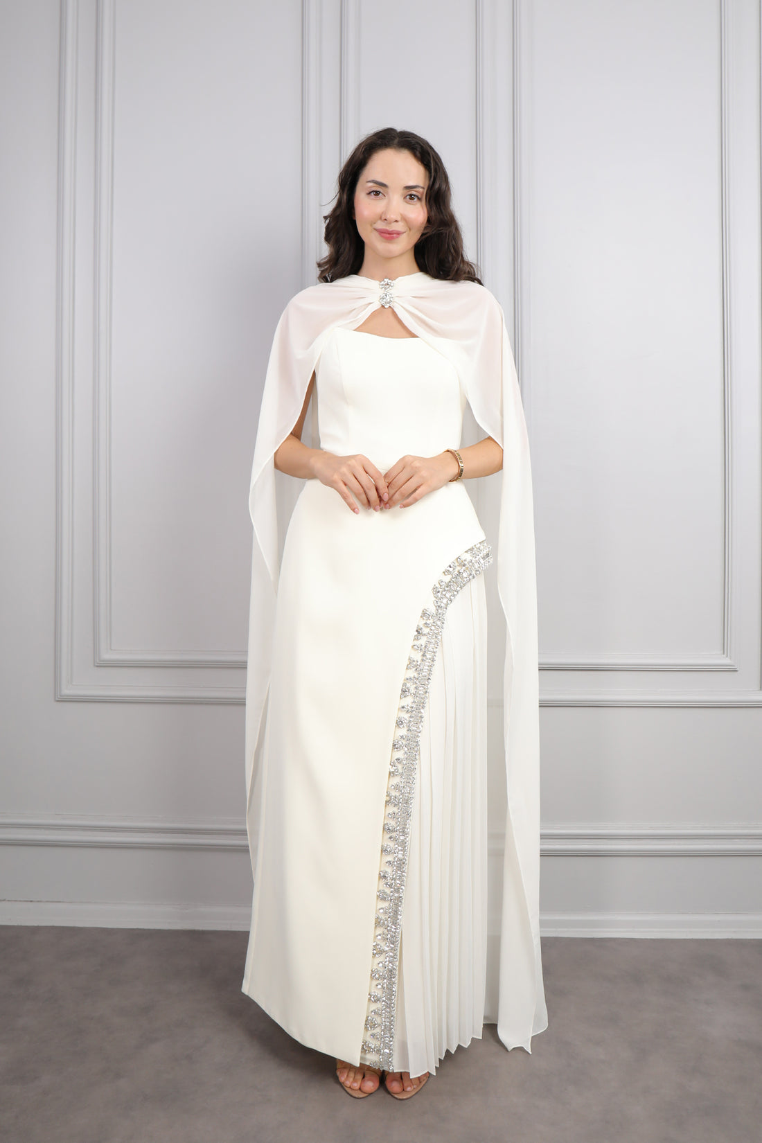 فستان سهرة سترابلس بتطريزات كريستالية و وشاح في العنق -سكري