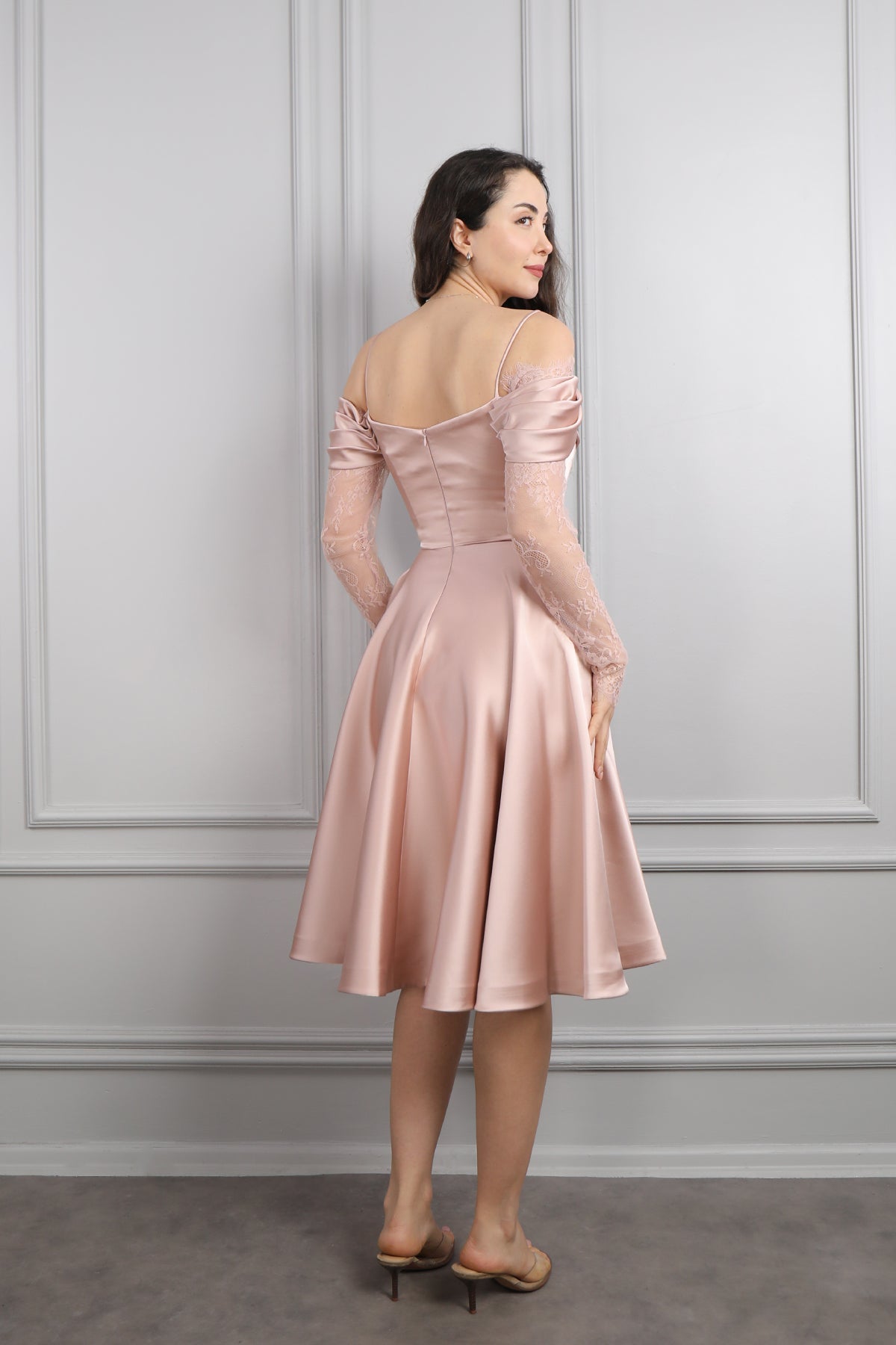 فستان سهرة ميدي ساتان مكشوف الاكتاف باكمام دانتيلية -بمبي