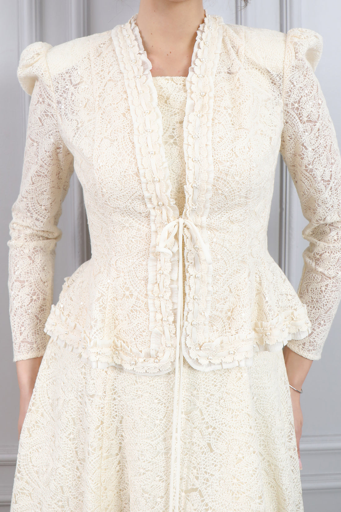 طقم فستان وجاكيت مع اكسسوار شنطة -بيج