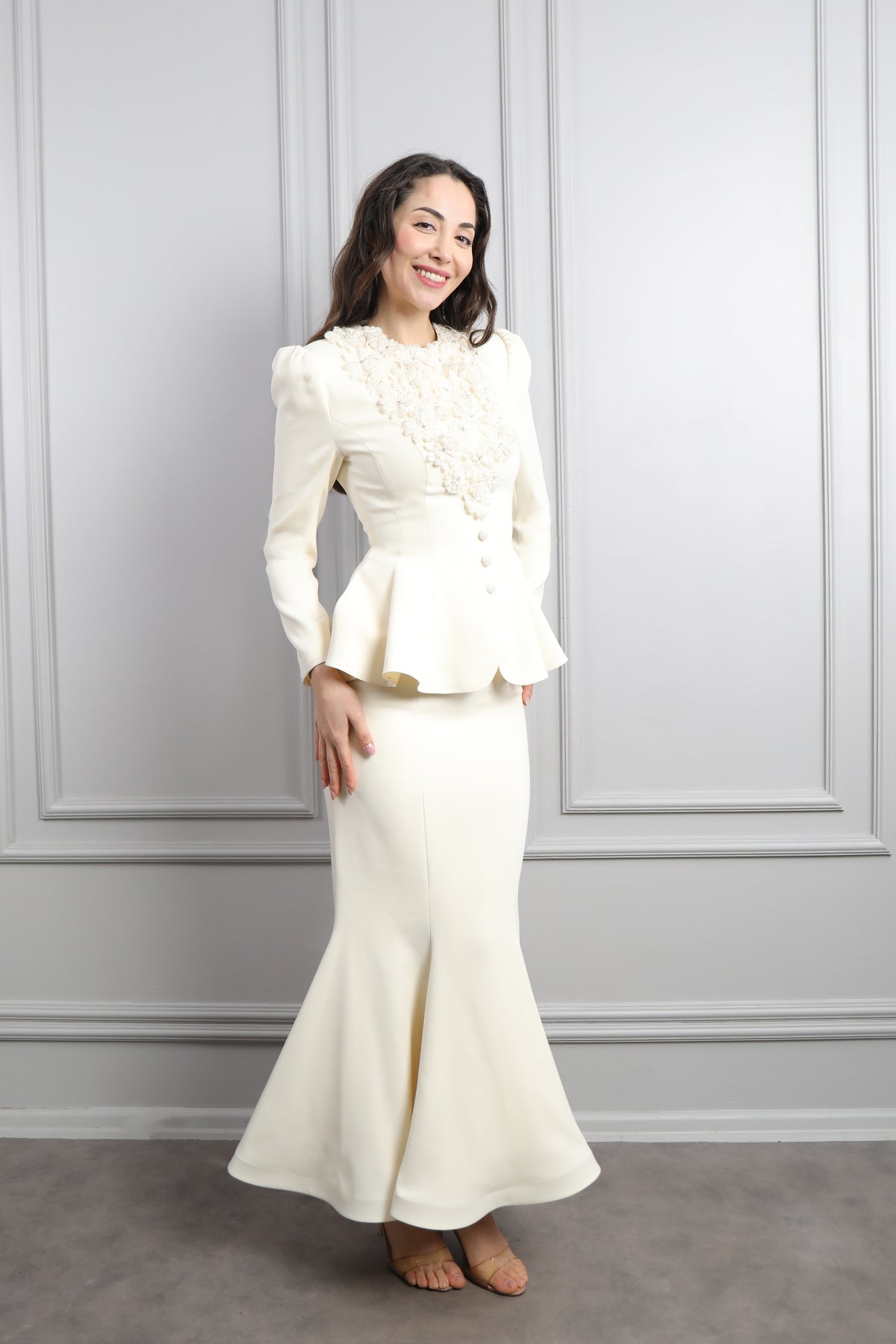 طقم تنورة وتوب رسمي مزين بالورود في الياقة -سكري