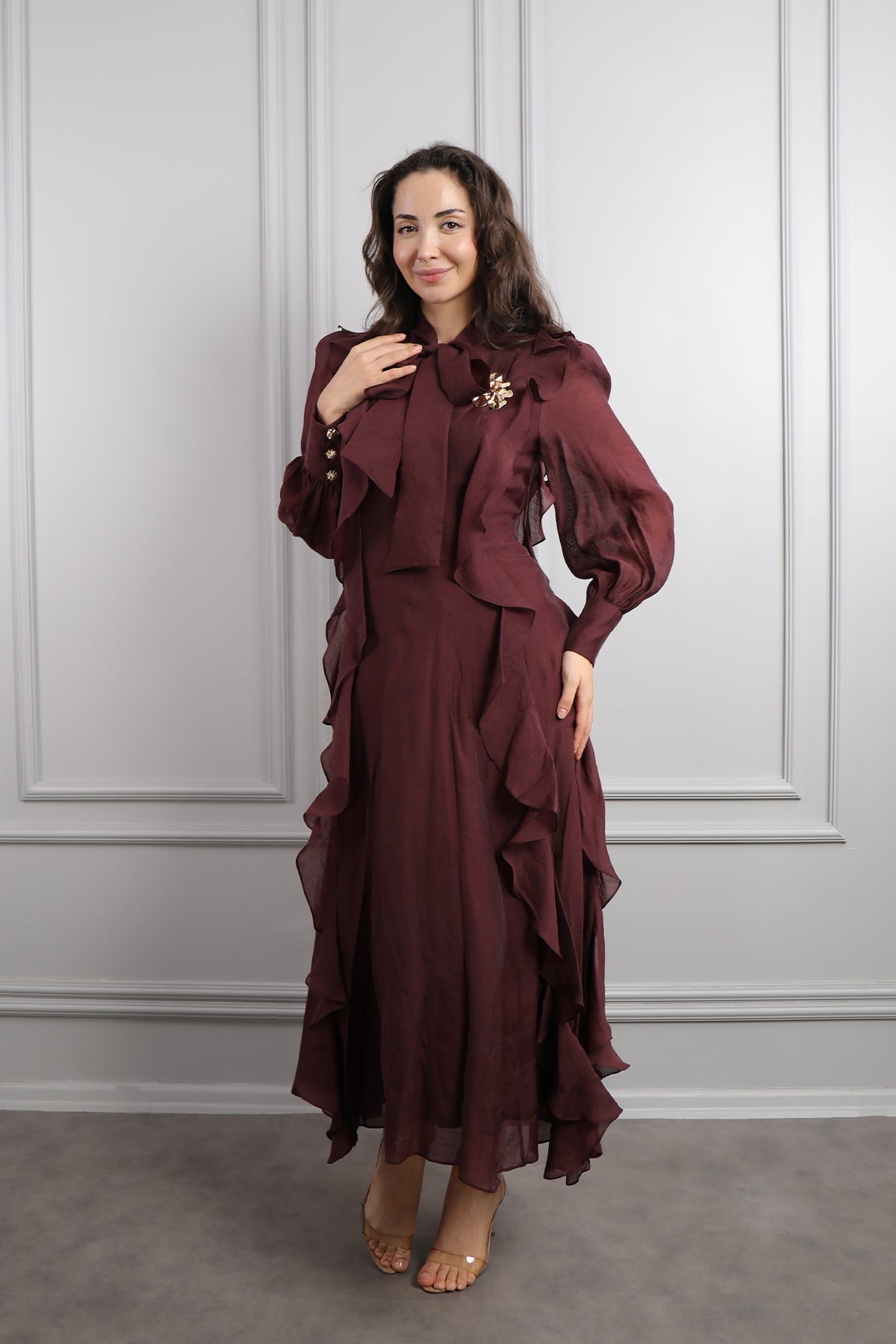 فستان بتفاصيل كشكشة وزينة بروش ذهبية -عودي