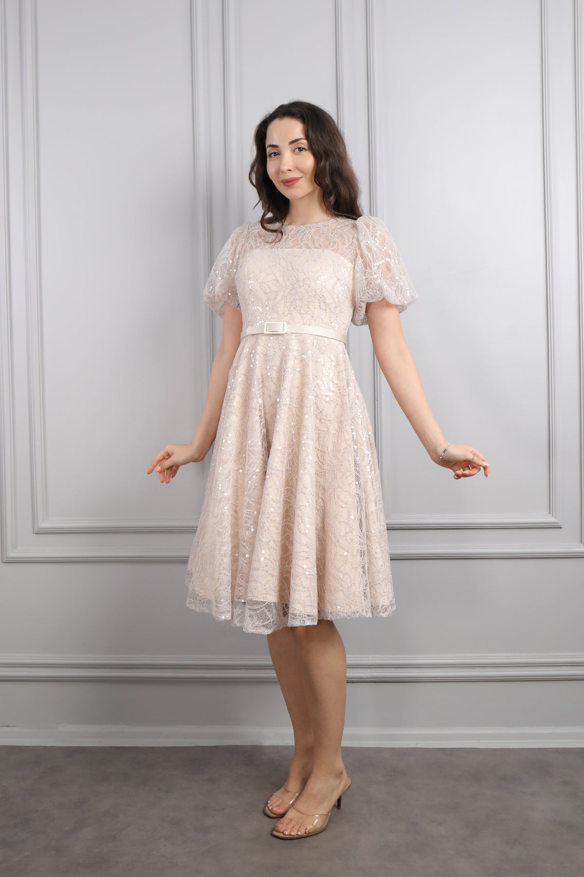 فستان سهرة قصير لامع باكمام بالون وحزام عالخصر -بيج