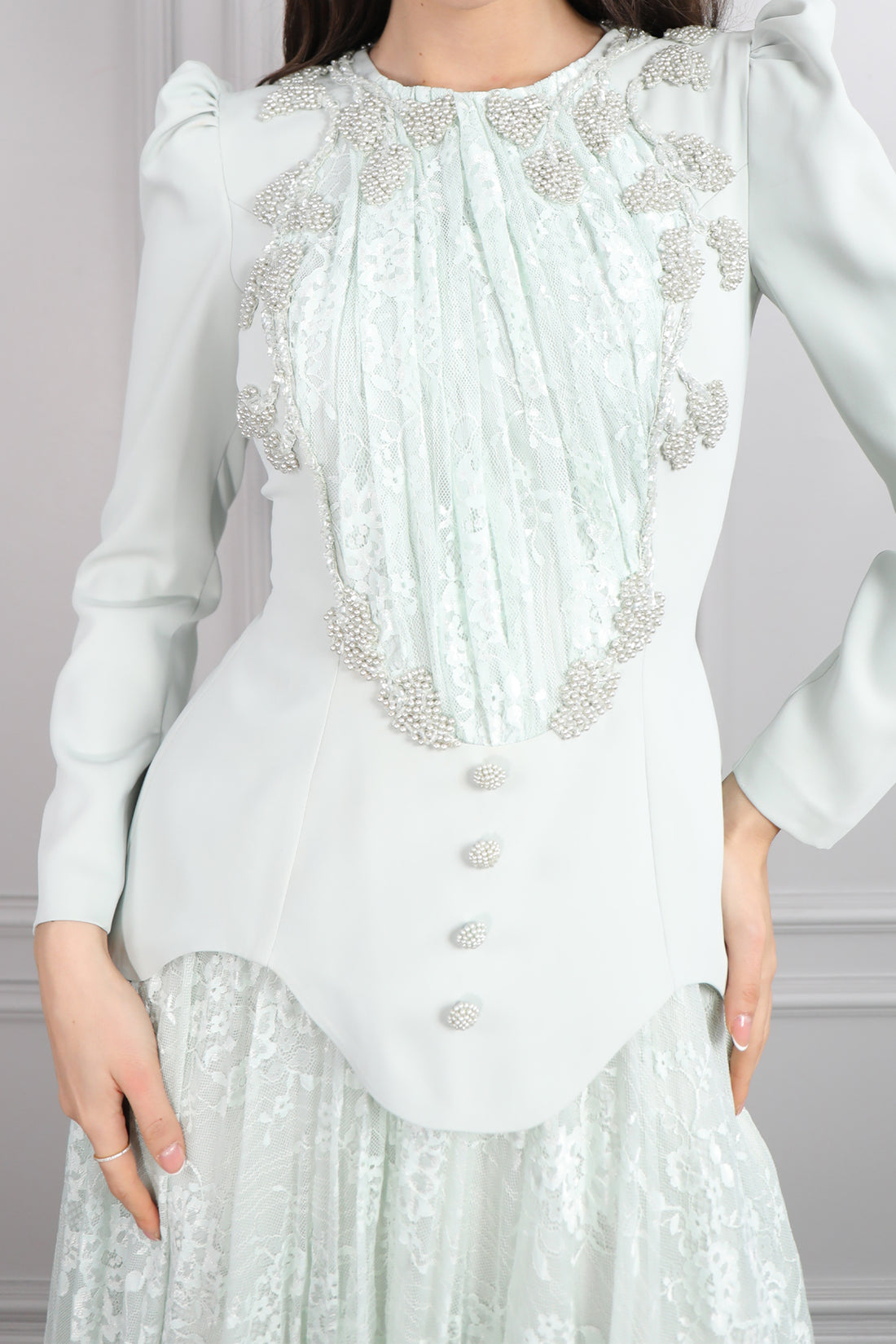 طقم تنورة دانتيل وبلوزة مزينة بتطريزات خرزية -نعناعي