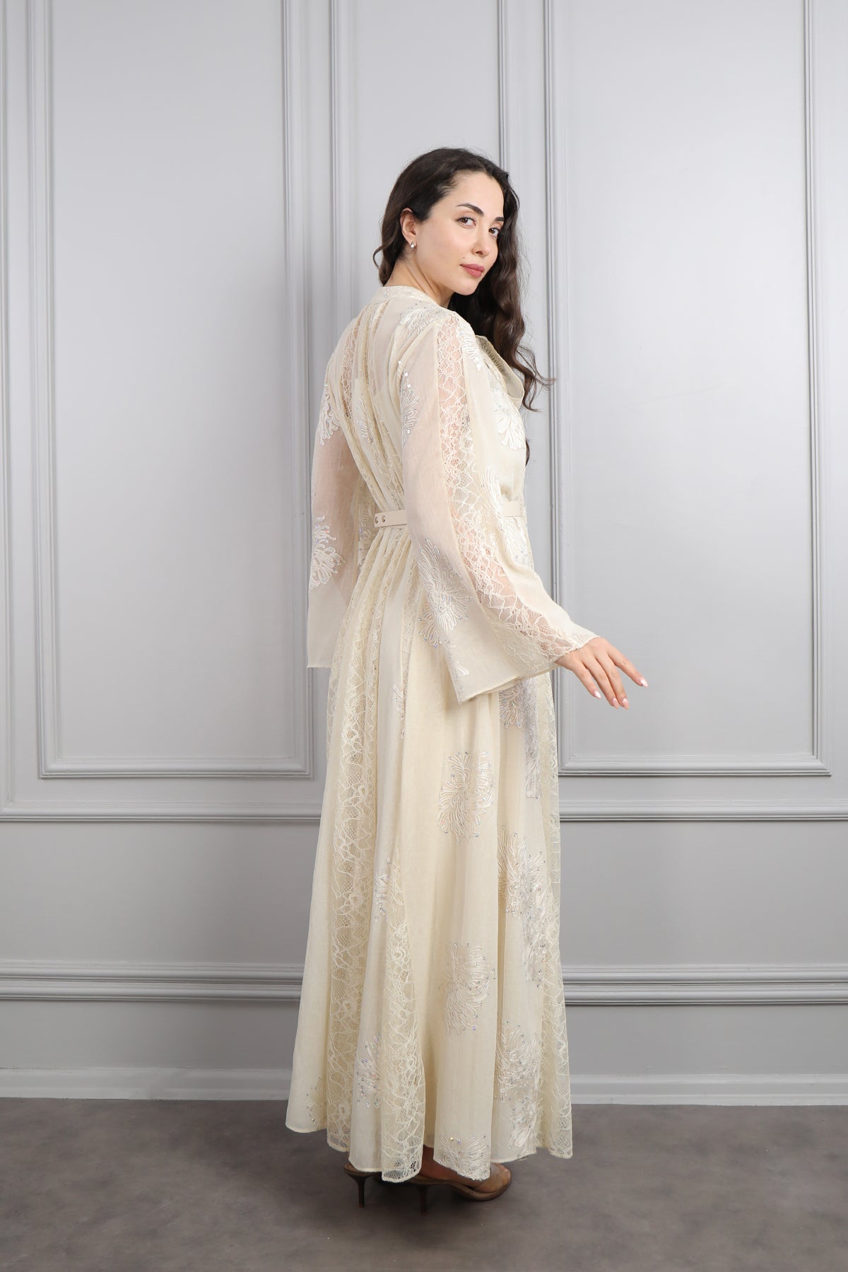 فستان شيفون بتفاصيل دانتيلية بياقة تنربط مع حزام عالخصر -سكري