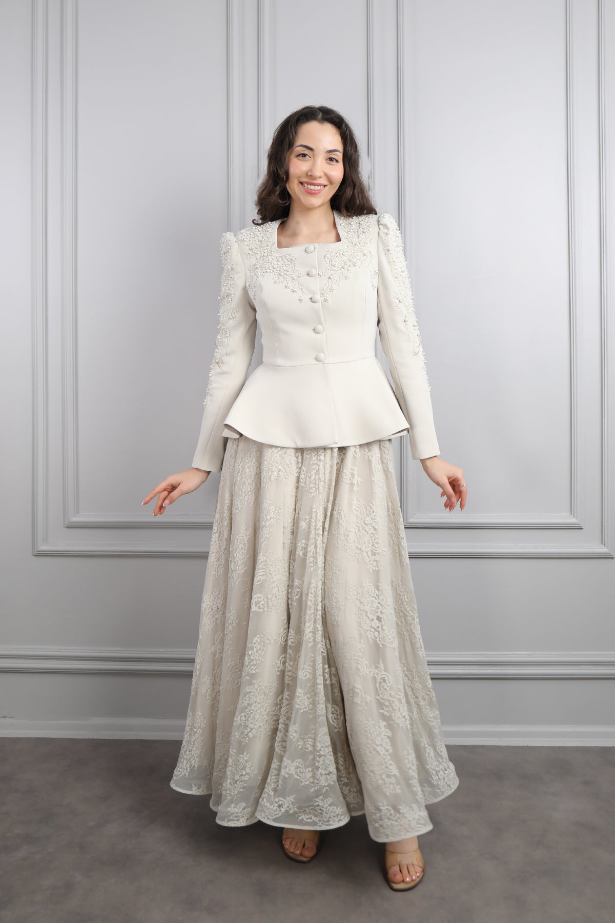 طقم فستان دانتيل وجاكيت مزين باللؤلؤ -بيج