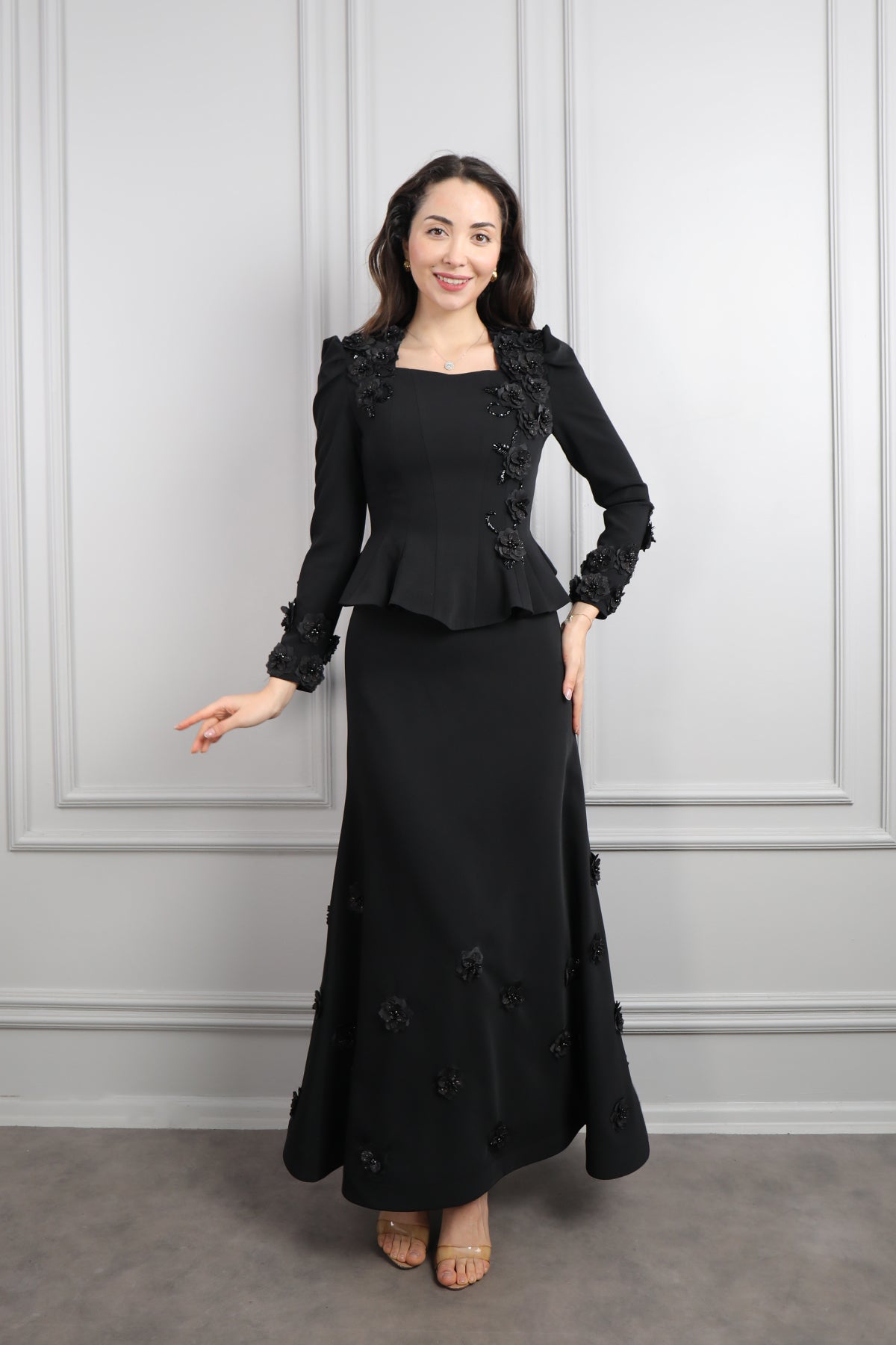 طقم تنورة وتوب رسمي انيق بياقة مربعة وتفاصيل ورود -اسود