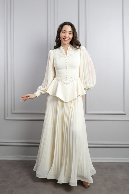 طقم تنورة بتكسيرات وتوب مزين بازرار وتطريزات خرزية -سكري