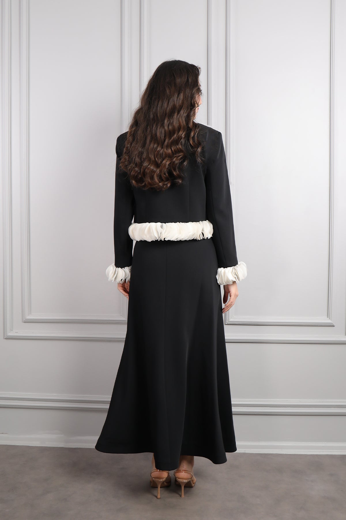 طقم تنورة وجاكيت بتفاصيل كشكشة وزينة فيونكة -اسود