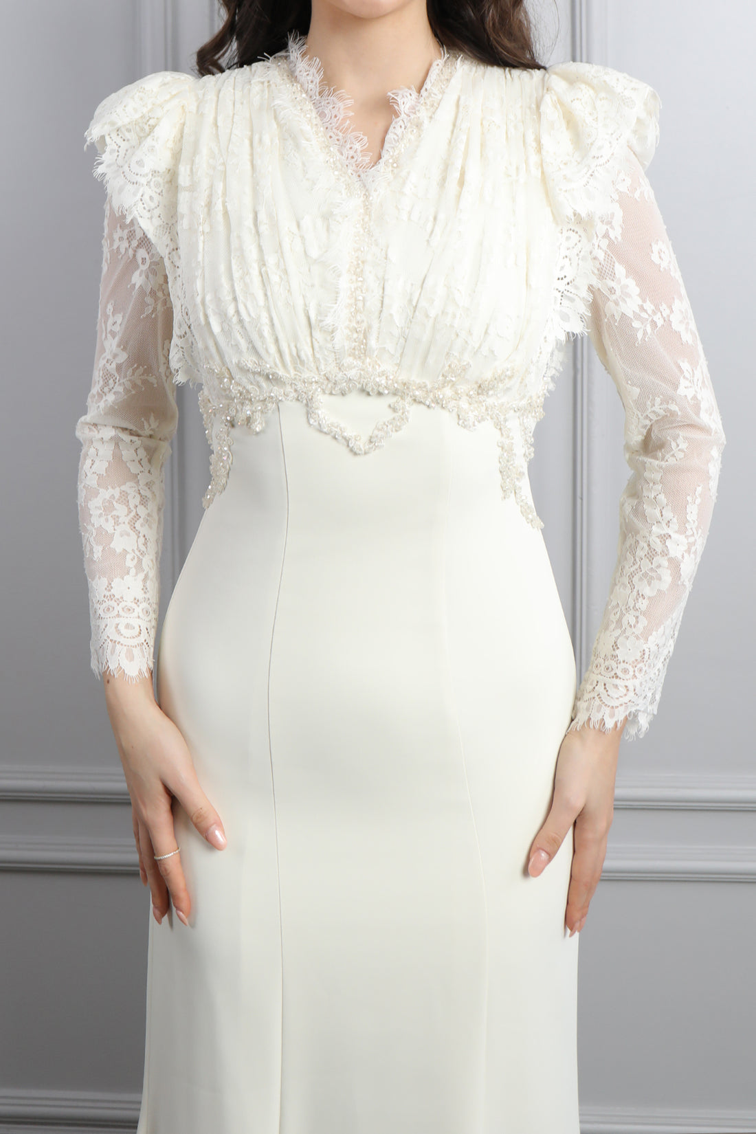 فستان مصمم بتفاصيل دانتيلية وتطريزات خرزية -سكري