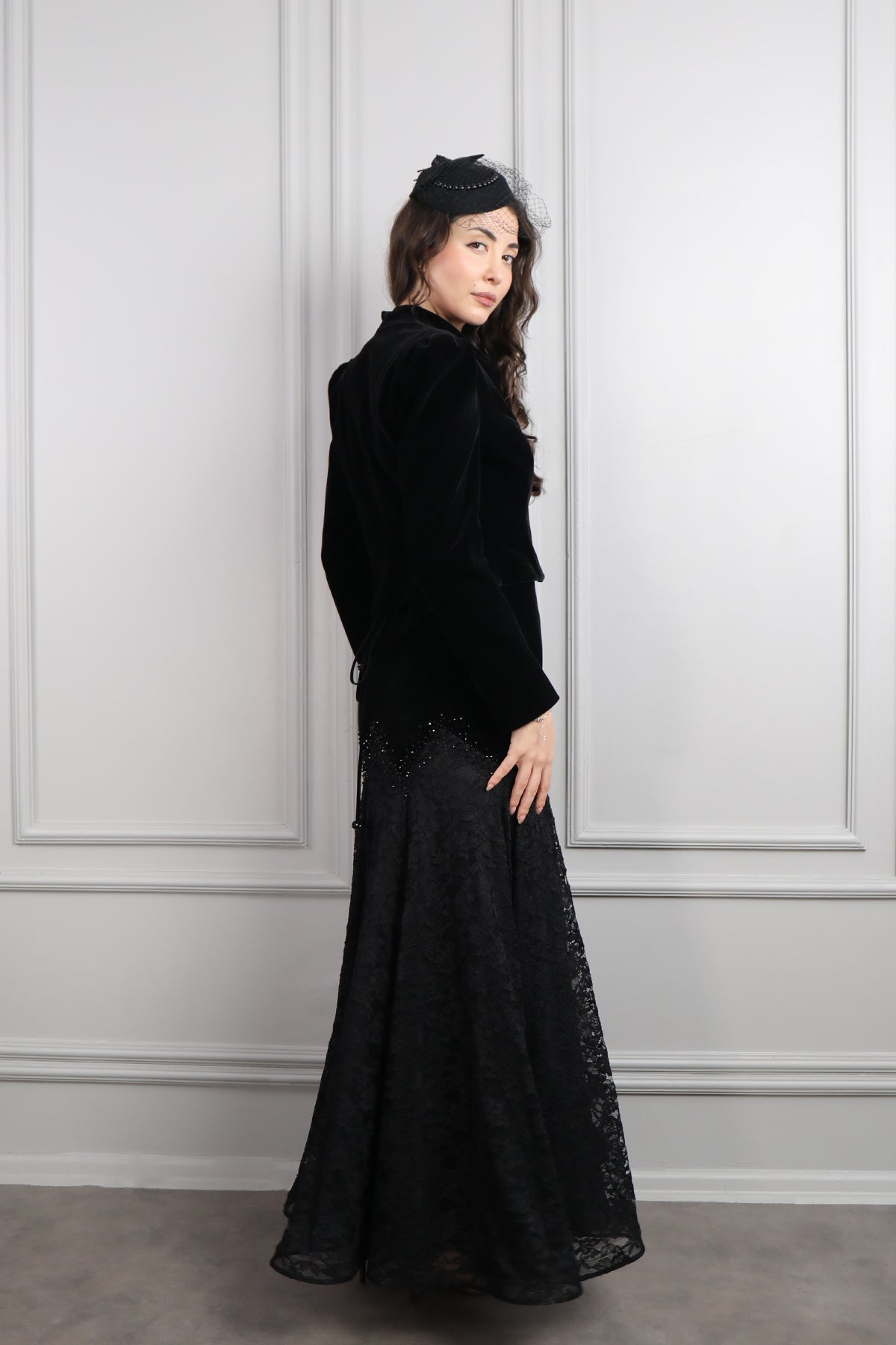 طقم مخملي جاكيت وفستان بياقة مربعة بتطريزات خرزية وتفاصيل دانتيل -اسود