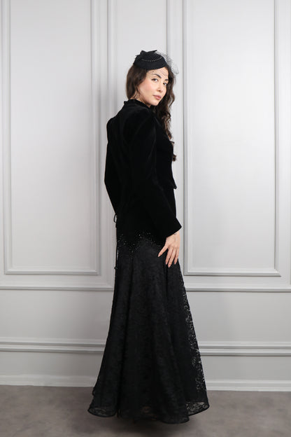 طقم مخملي جاكيت وفستان بياقة مربعة بتطريزات خرزية وتفاصيل دانتيل -اسود