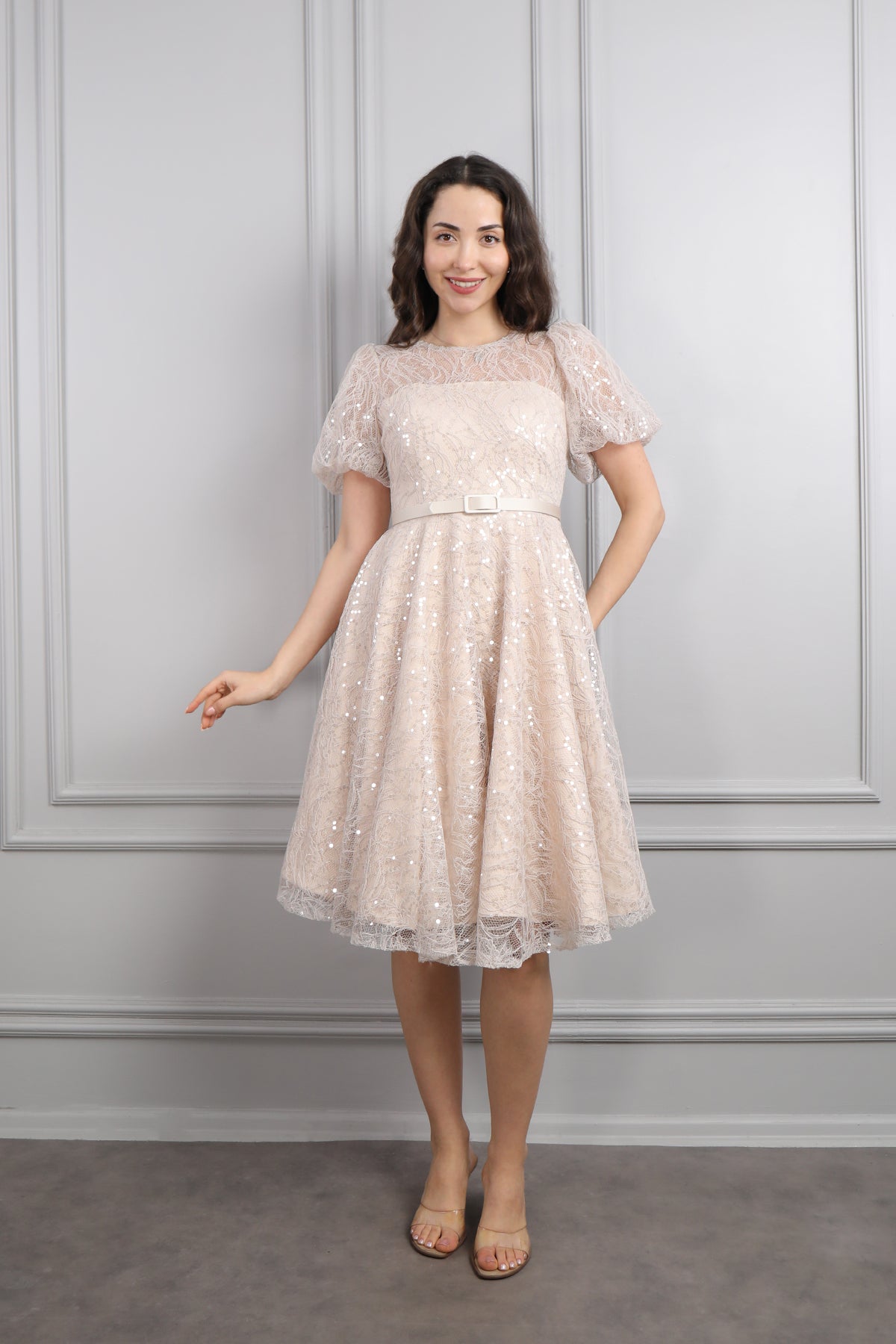 فستان سهرة قصير لامع باكمام بالون وحزام عالخصر -بيج