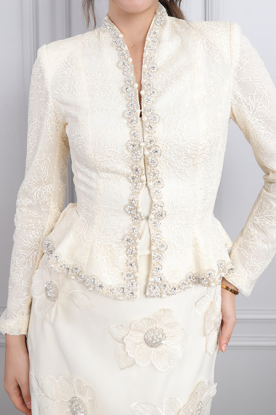 طقم تنورة مزينة بالورود وجاكيت مرصع بالكريستالات -بيج