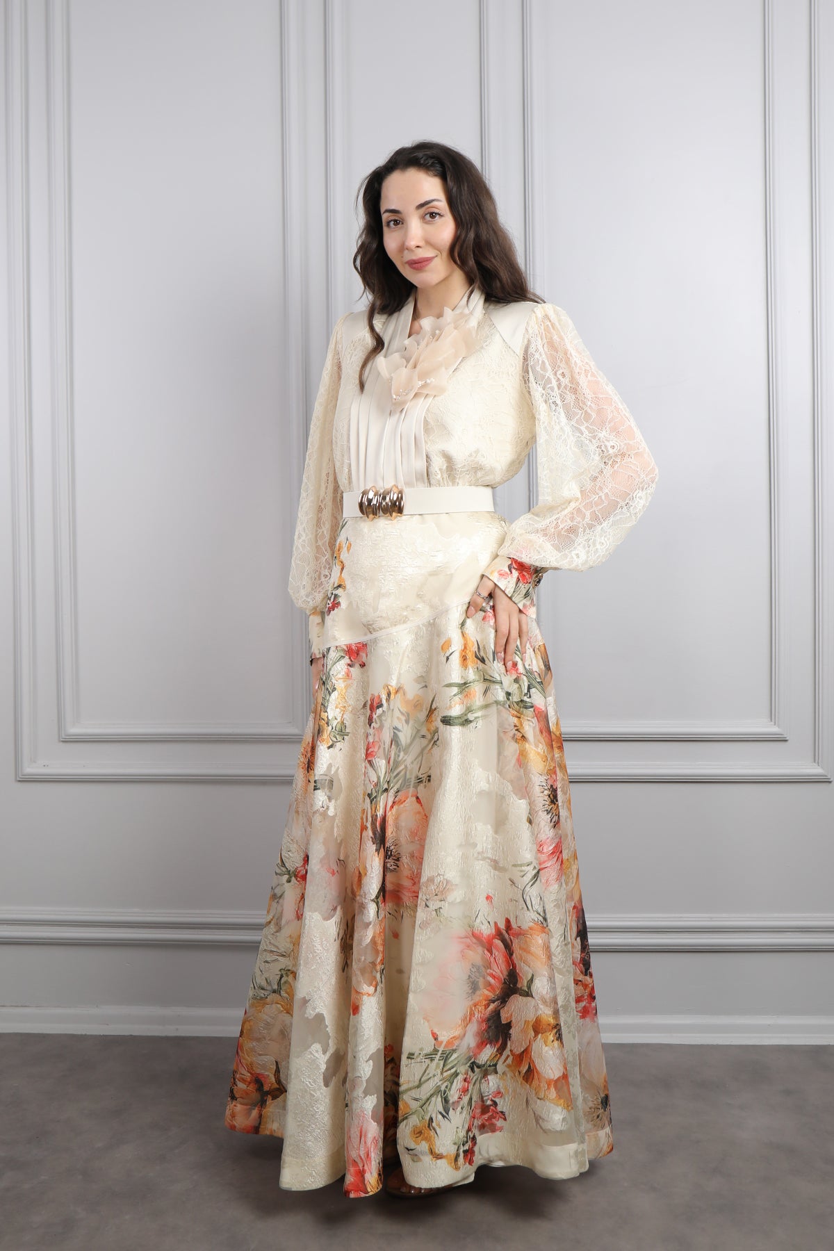 فستان باكمام دانتيل شفافة وتفاصيل لامعة بنقشات زهور مع حزام عالخصر -بيج