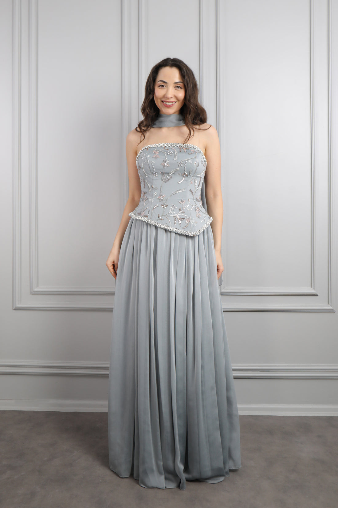 فستان سهرة شيفون بتوب سترابلس مطرز بالخرز مع شال -رمادي