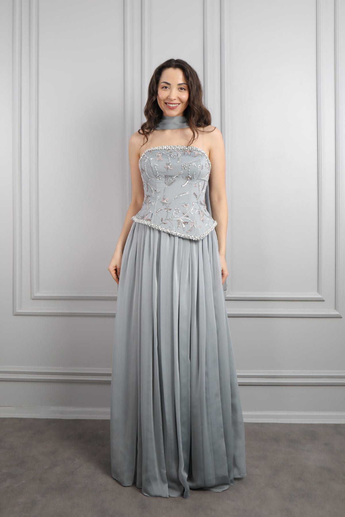 فستان سهرة شيفون بتوب سترابلس مطرز بالخرز مع شال -رمادي