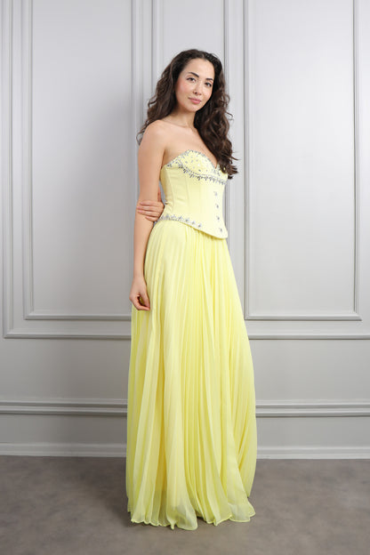 فستان سهرة سترابلس مطرز بالكريستالات بتنورة بتكسيرات -اصفر