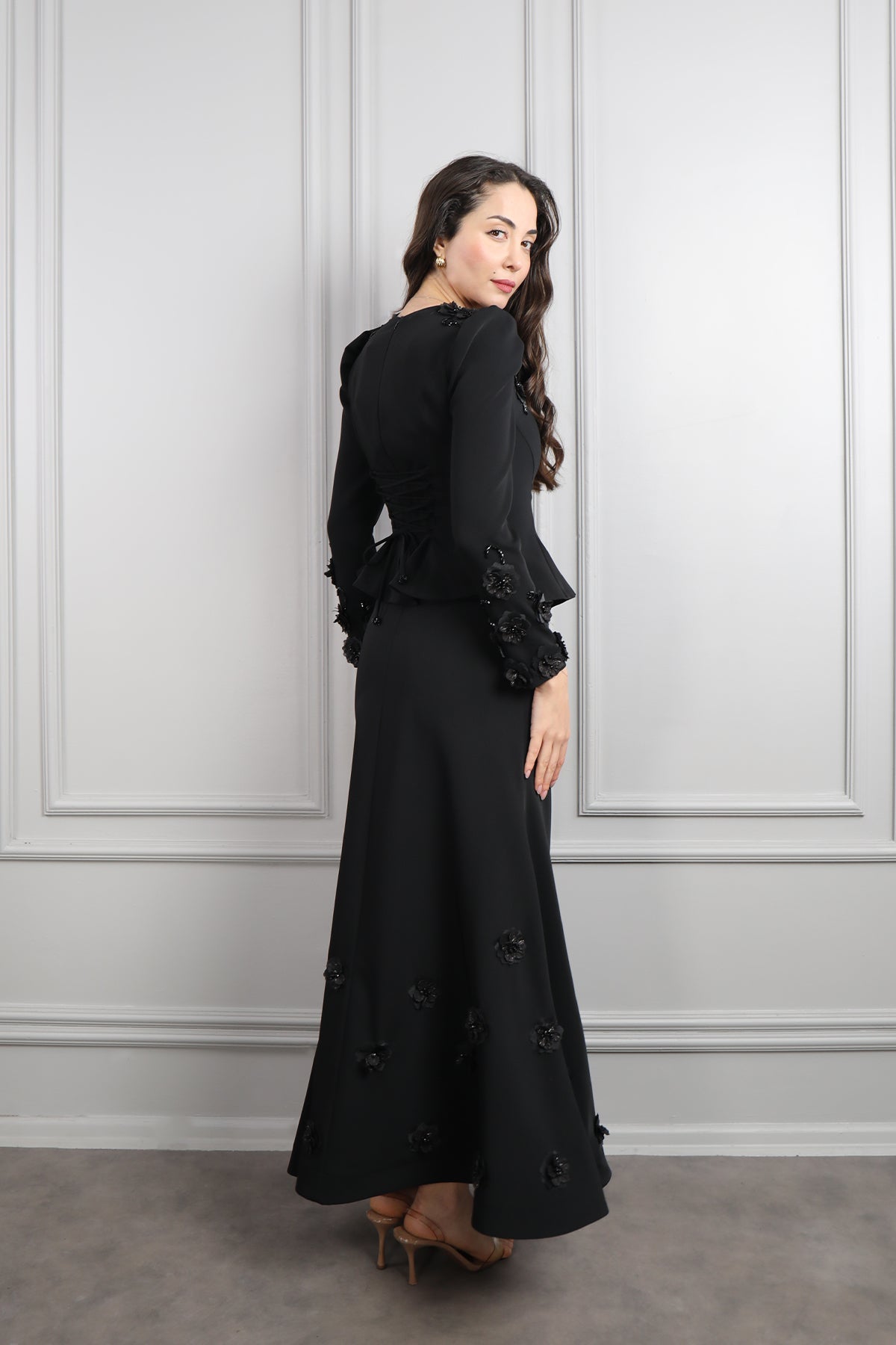 طقم تنورة وتوب رسمي انيق بياقة مربعة وتفاصيل ورود -اسود