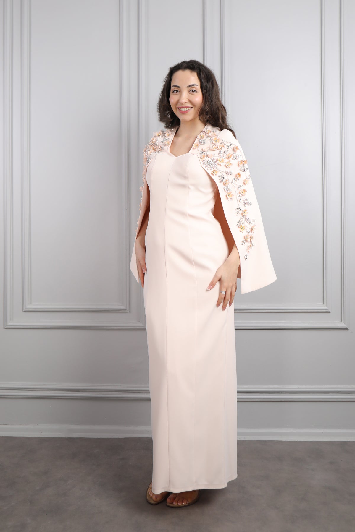 فستان سهرة بتفصيل كايب عالكتف بتطريزات كريستالية مقاس كبير -بمبي