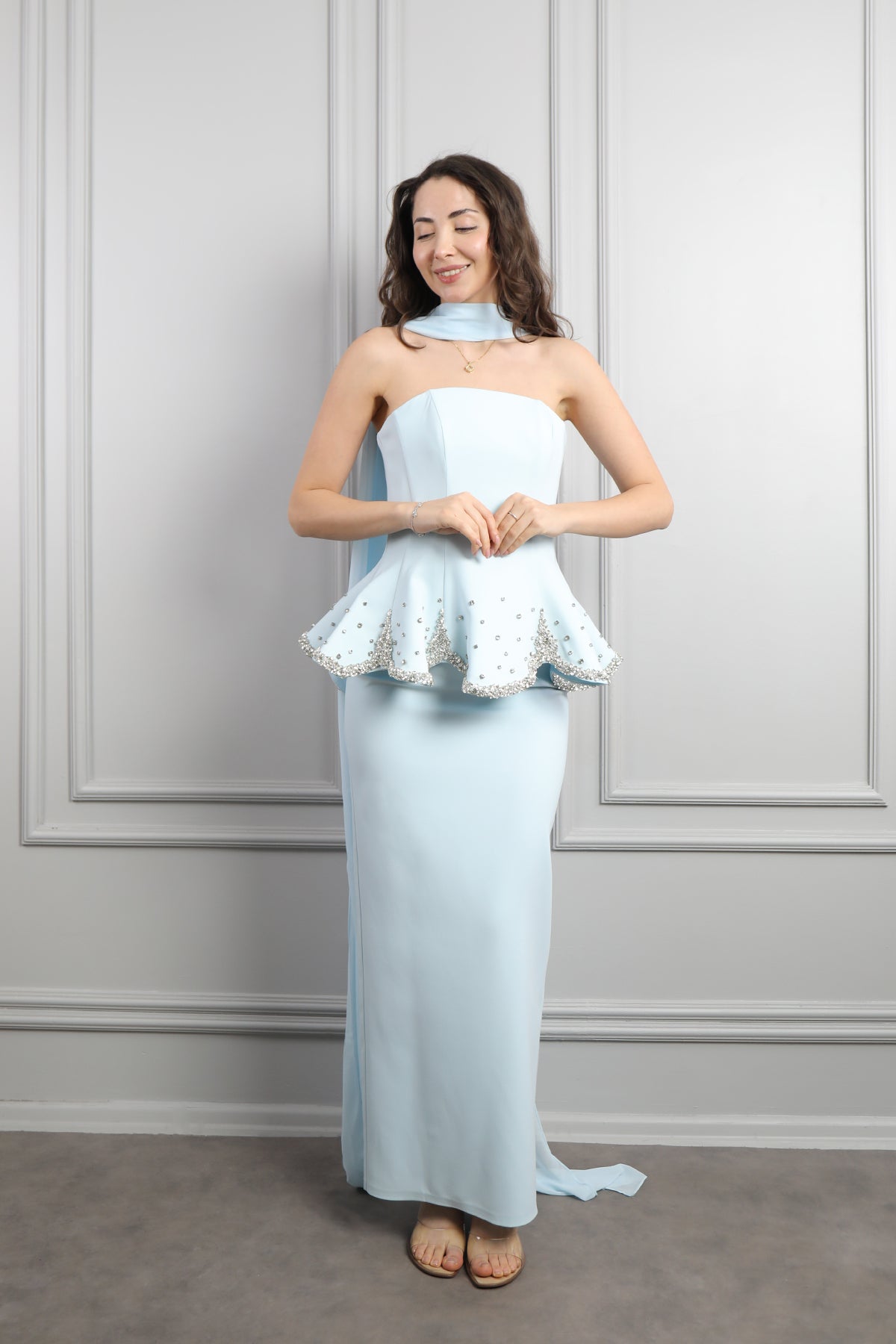 فستان سهرة سترابلس مزين بالكريستالات مع وشاح -ازرق