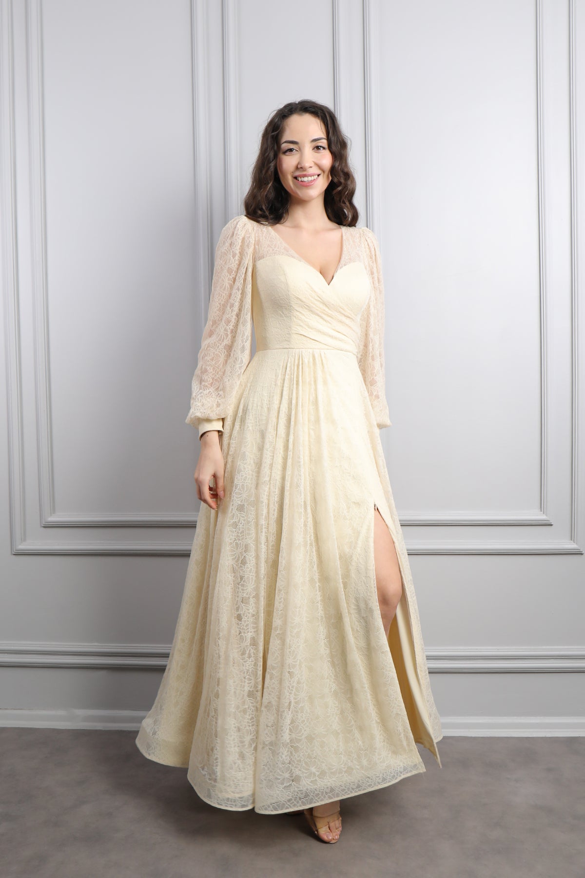 فستان سهرة دانتيل بياقة مثلثة واكمام واسعة مقاس كبير -بيج