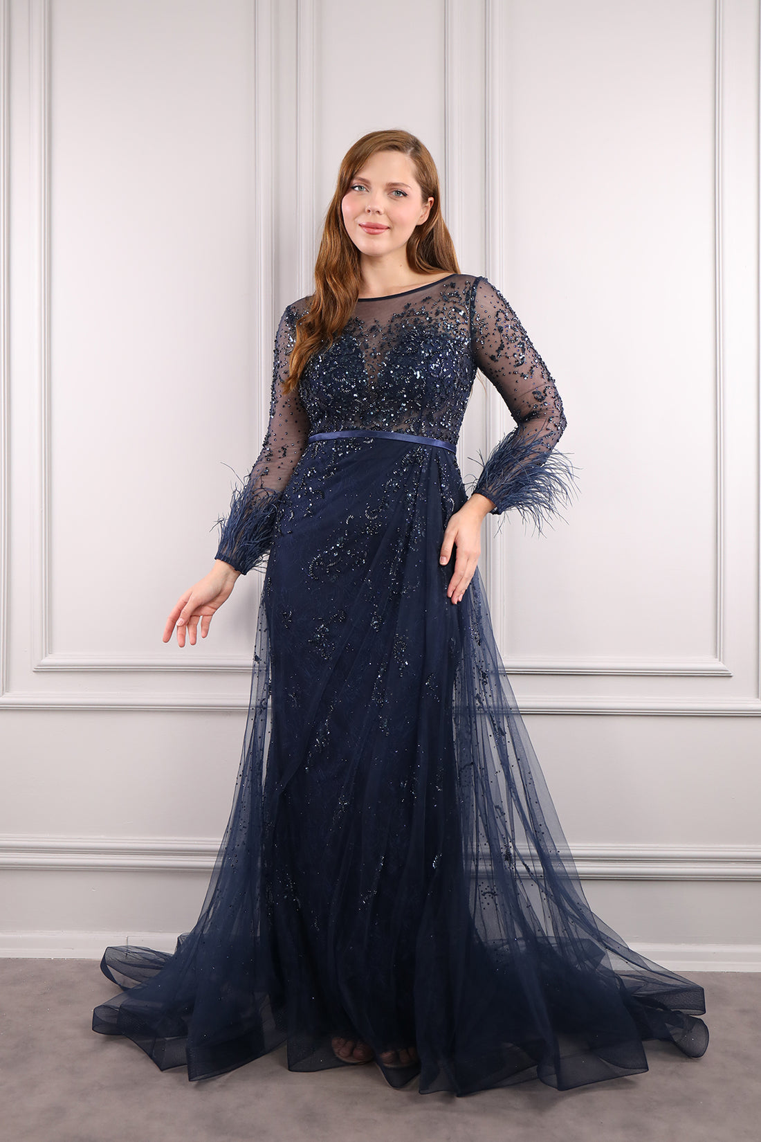 فستان سهرة بتطريز كريستال وياقة كبيرة وريش عالاساور -كحلي