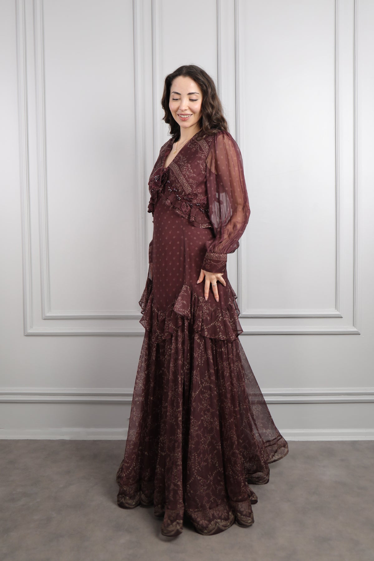 فستان شيفون بياقة مثلثة وتفاصيل كشكشة مقاس كبير -عودي