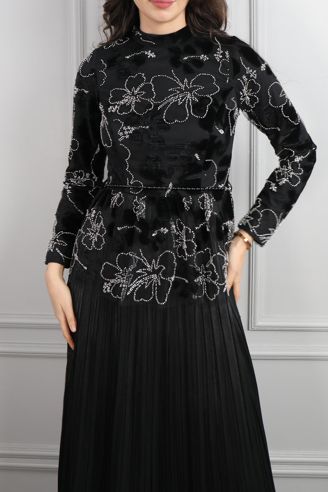 فستان سهرة ساتر مطرز بورود بتنورة تكسيرات -اسود