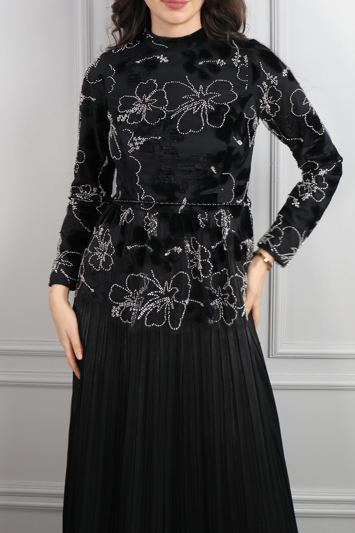 فستان سهرة ساتر مطرز بورود بتنورة تكسيرات -اسود
