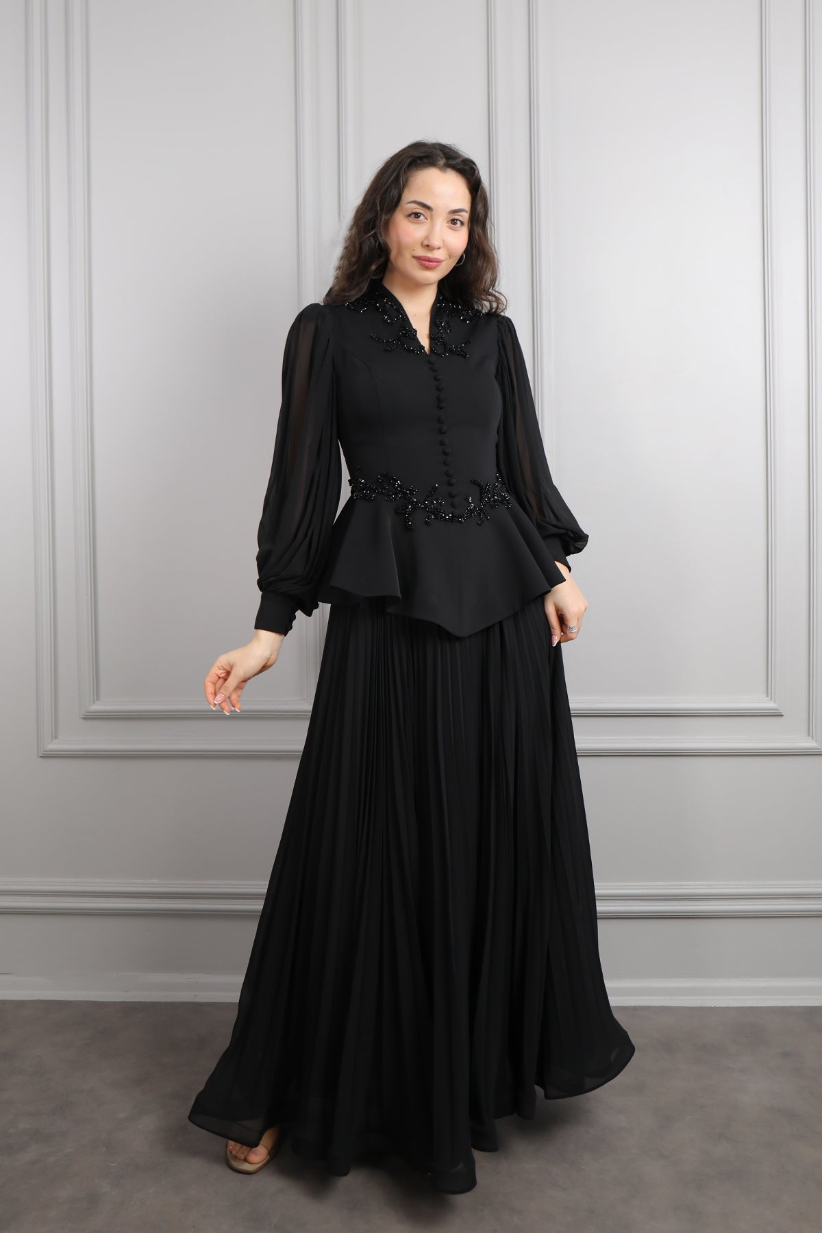 طقم تنورة بتكسيرات وتوب مزين بازرار وتطريزات خرزية -اسود