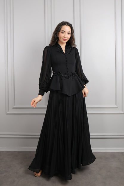 طقم تنورة بتكسيرات وتوب مزين بازرار وتطريزات خرزية -اسود