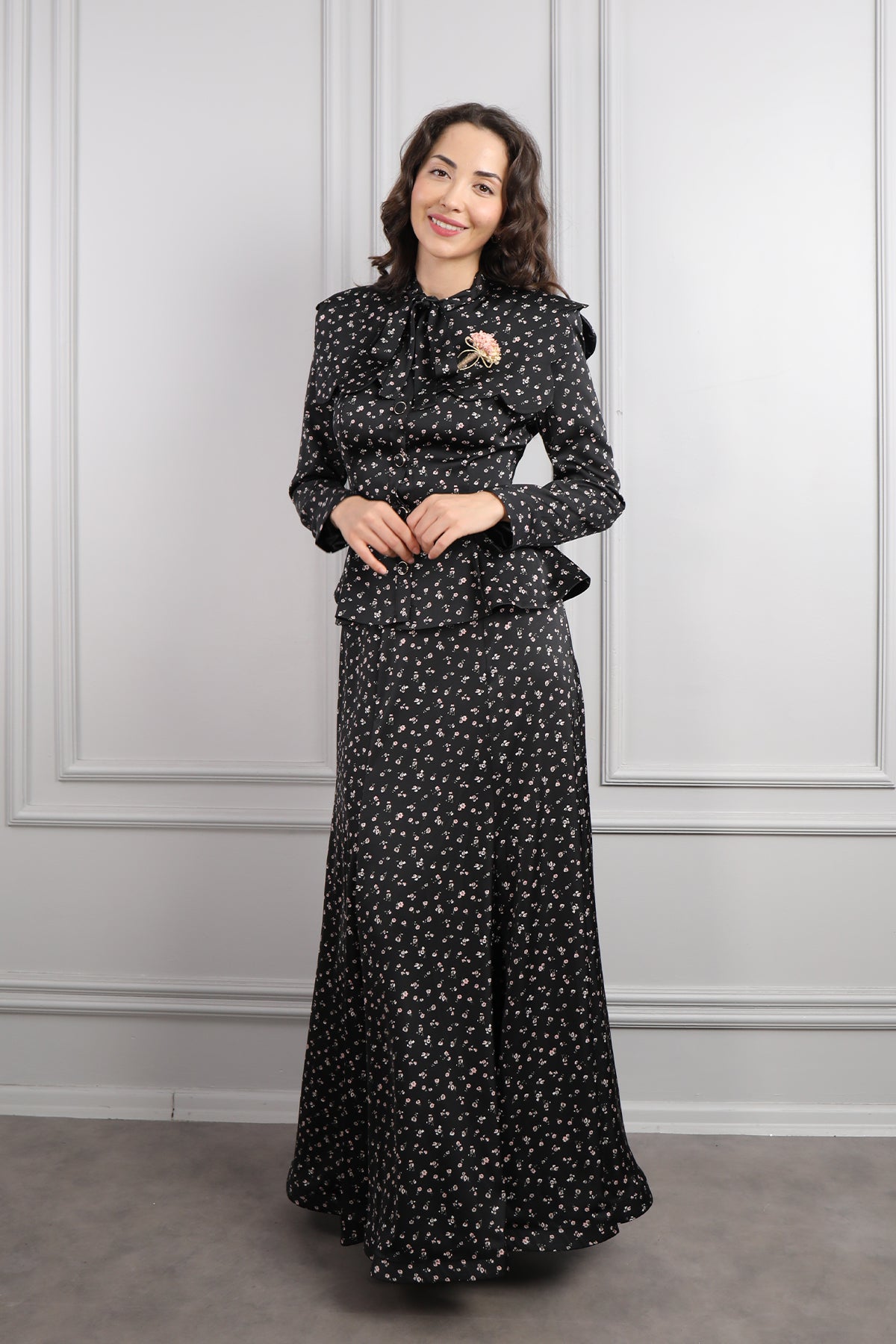 طقم تنورة وبلوزة ساتان مزخرف ورود بياقة تنربط -اسود