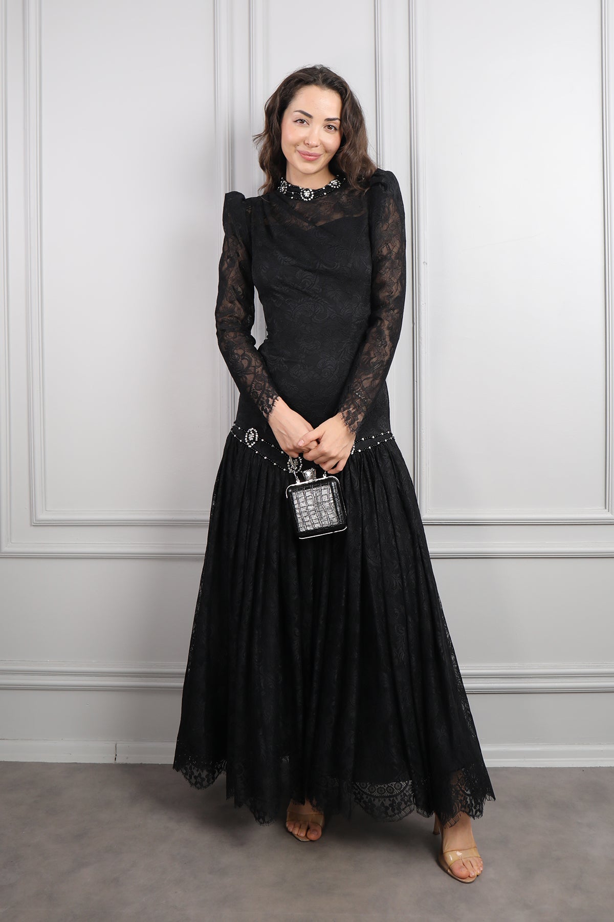 فستان دانتيل خناقي مزين بتفاصيل كريستالية -اسود