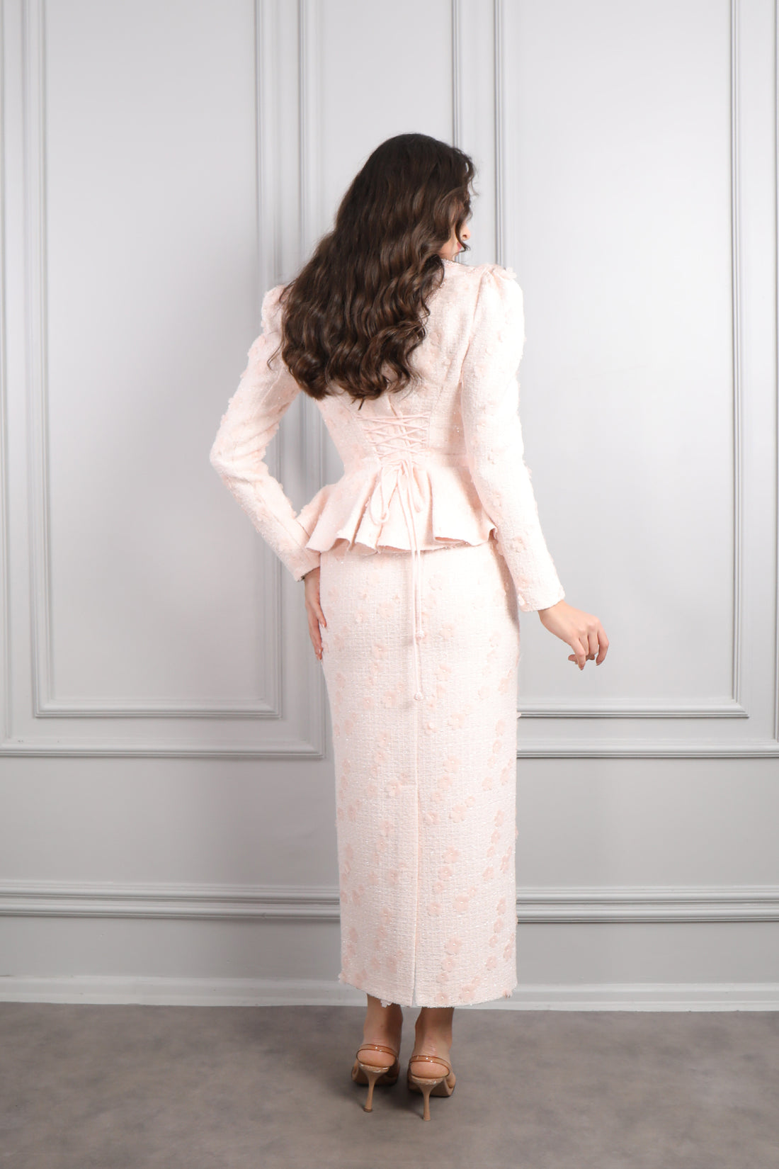 طقم تنورة وجاكيت بتطريزات ورود -بمبي