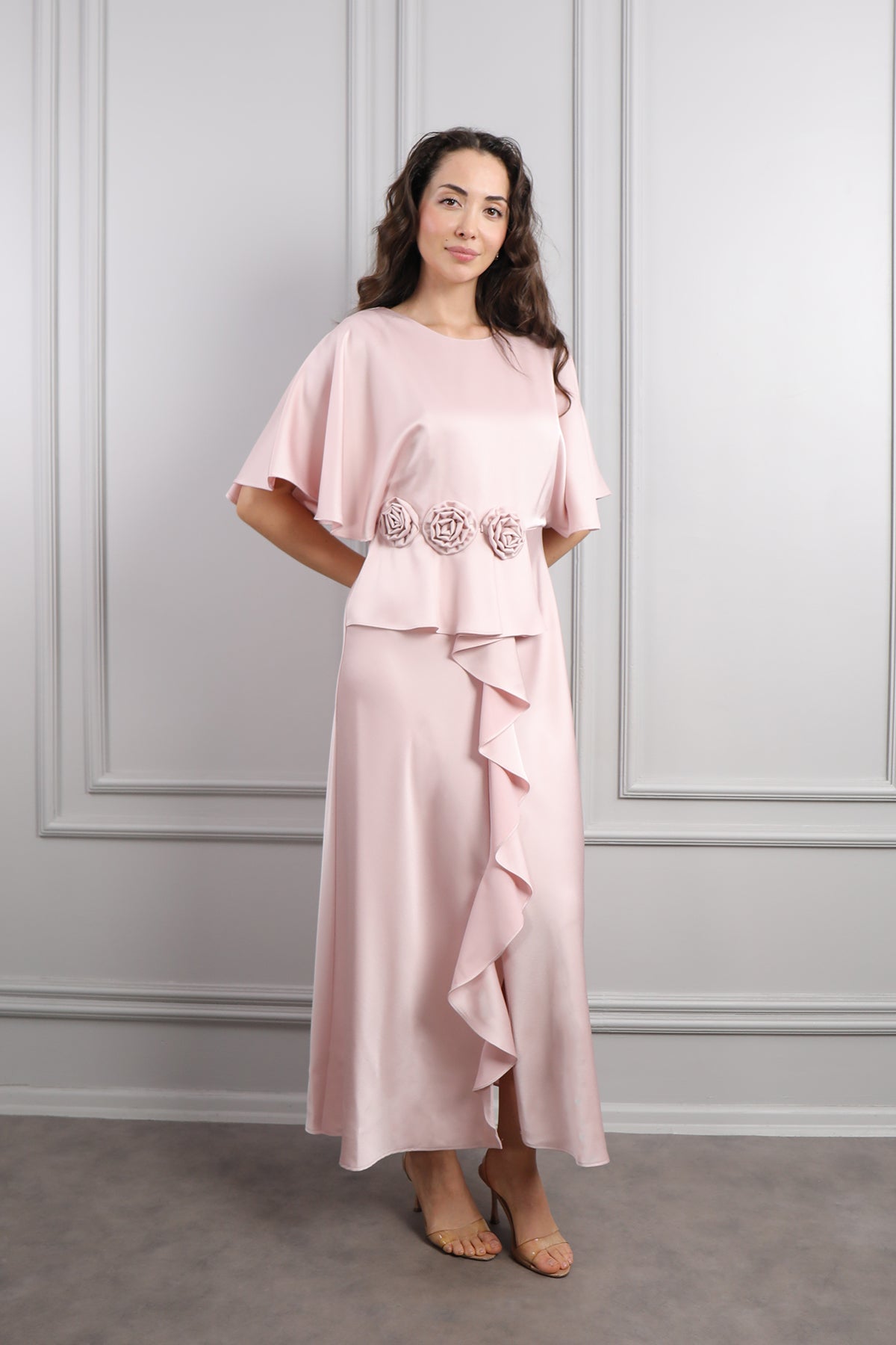 فستان ميدي ساتان بتفاصيل كشكشة واكمام واسعة مزين بالورود مقاس كبير -بمبي