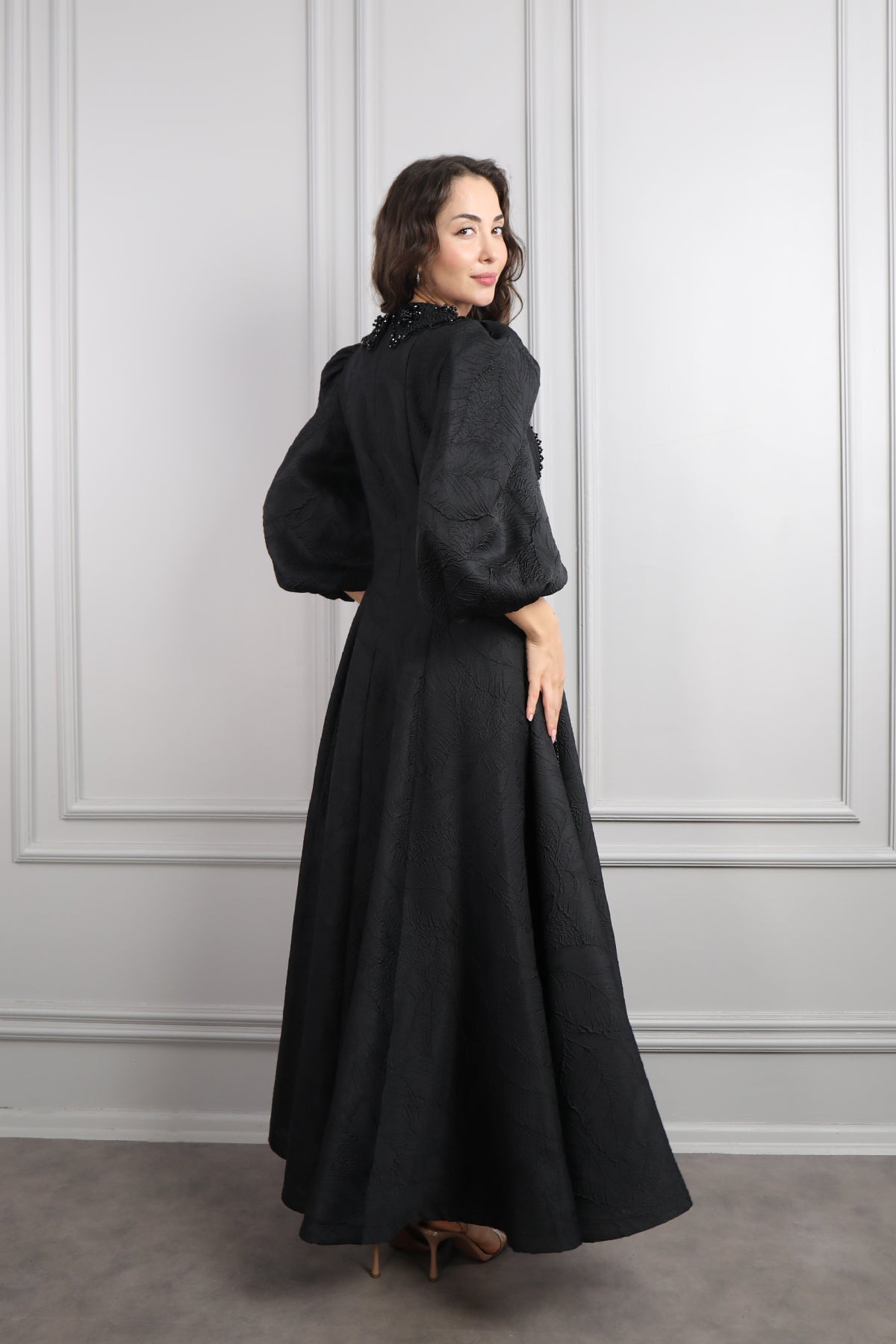 فستان باكمام بالون بتطريزات خرزية -اسود