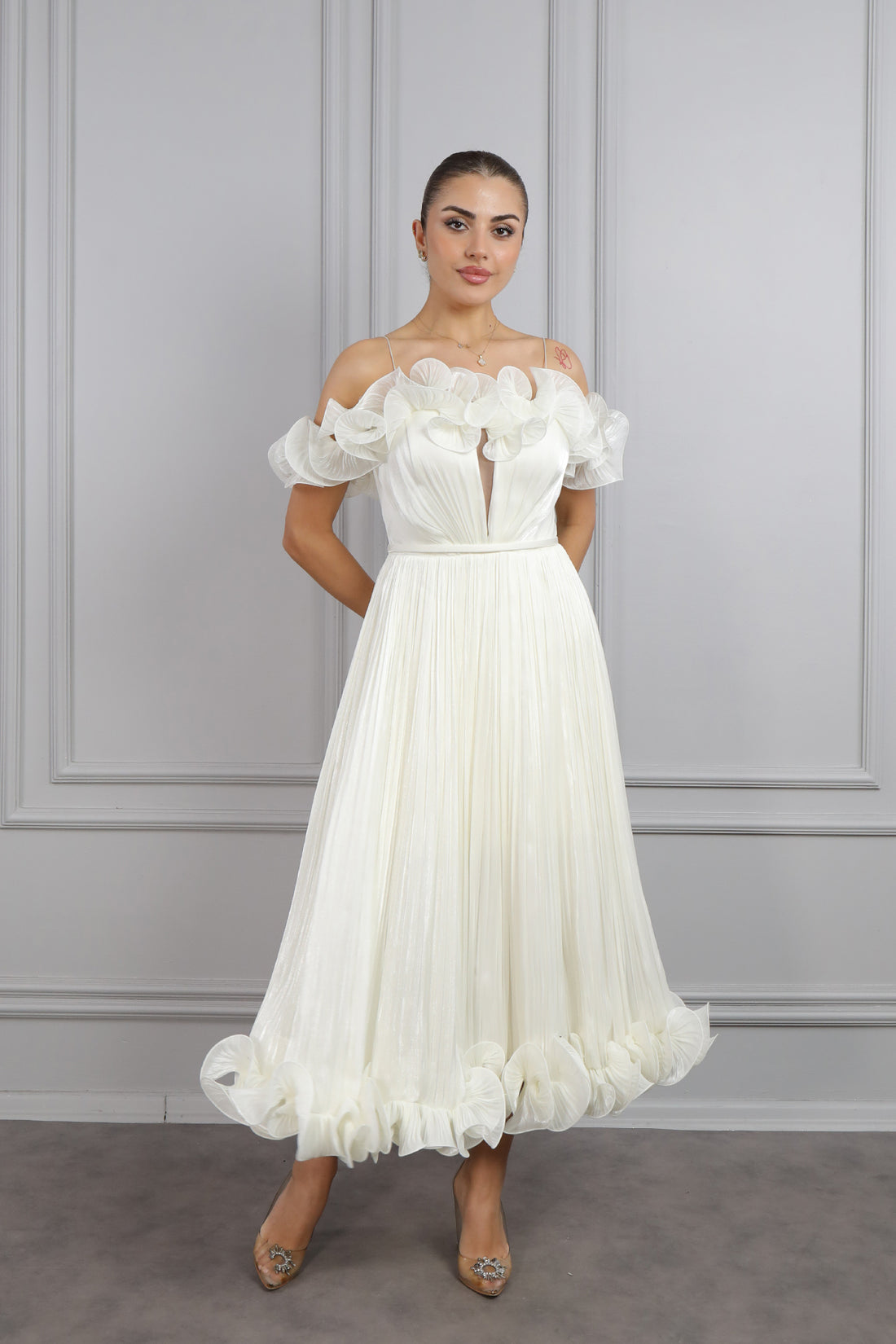 فستان سهرة ميدي بأكتاف مكشوفة، وياقة مكشكشة بحبل ربط خلفي، وتنورة مكسرة -سكري