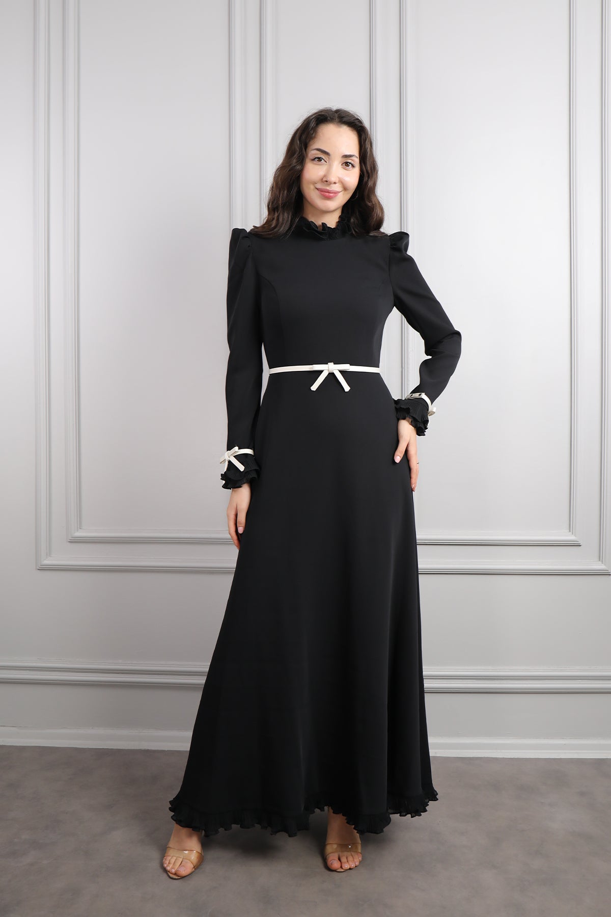 فستان ساتر بتفاصيل كشكشة وحزام فيونكة -اسود