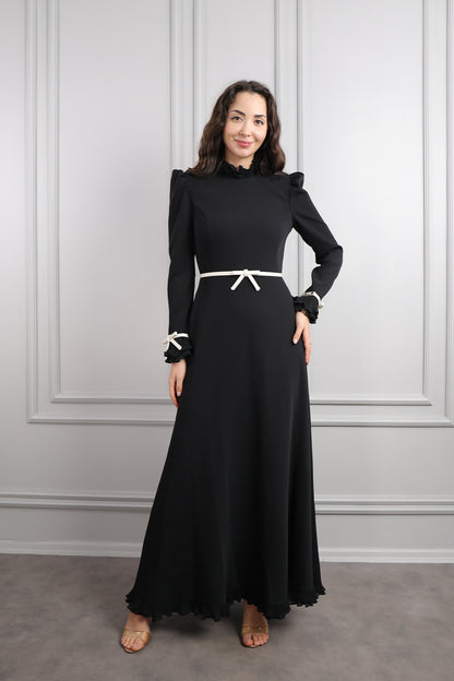 فستان ساتر بتفاصيل كشكشة وحزام فيونكة -اسود