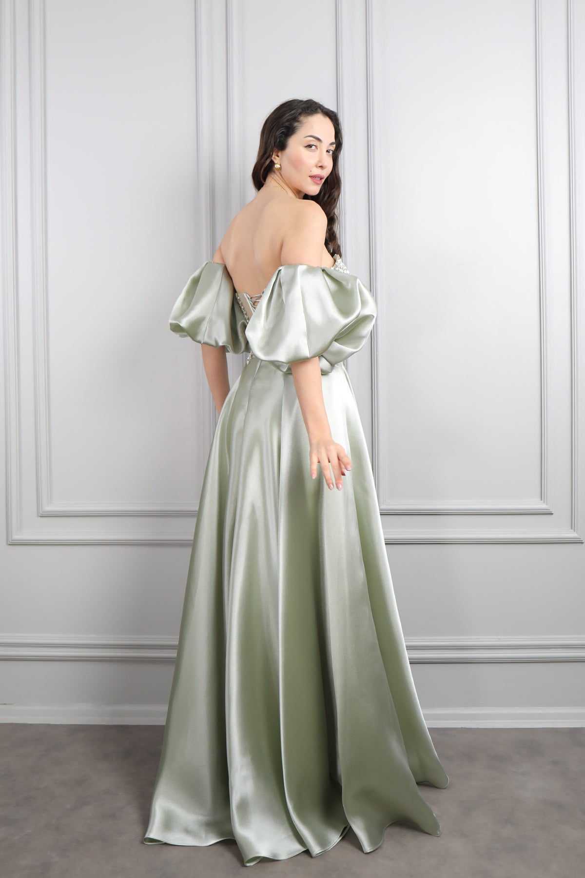 فستان سهرة ساتان سترابلس باكمام بالون وتطريزات كريستالية -اخضر