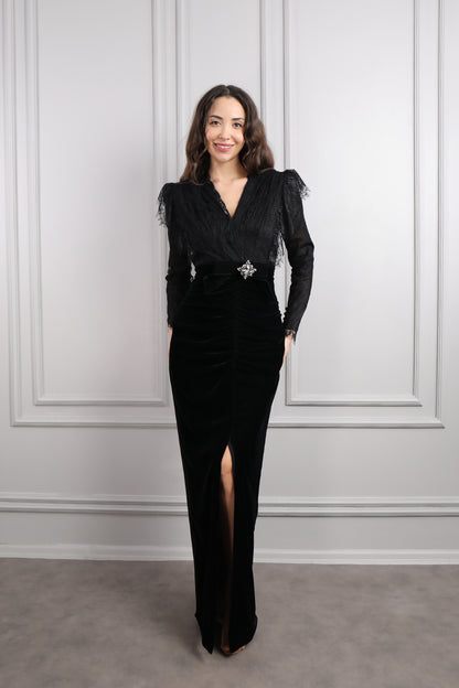 فستان مخملي مزين بدانتيل وبروش كريستالي مقاس كبير -اسود