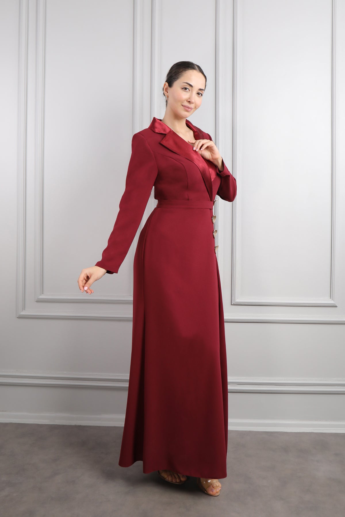 فستان بتفاصيل ازرار ذهبية مقاس كبير -عودي