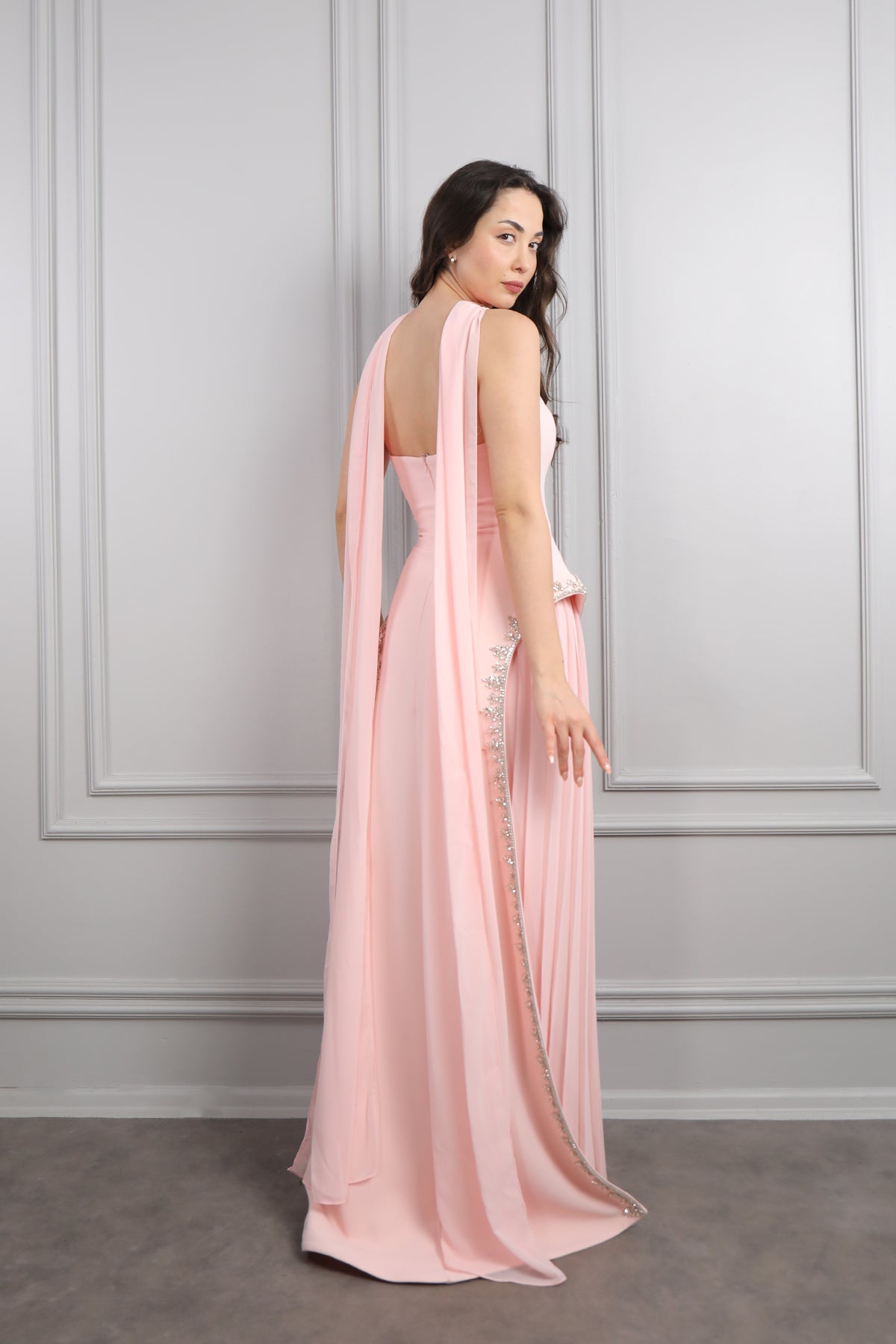 فستان سهرة سترابلس مزين بالكريستالات عالجانبين وتفصيل شال -بمبي