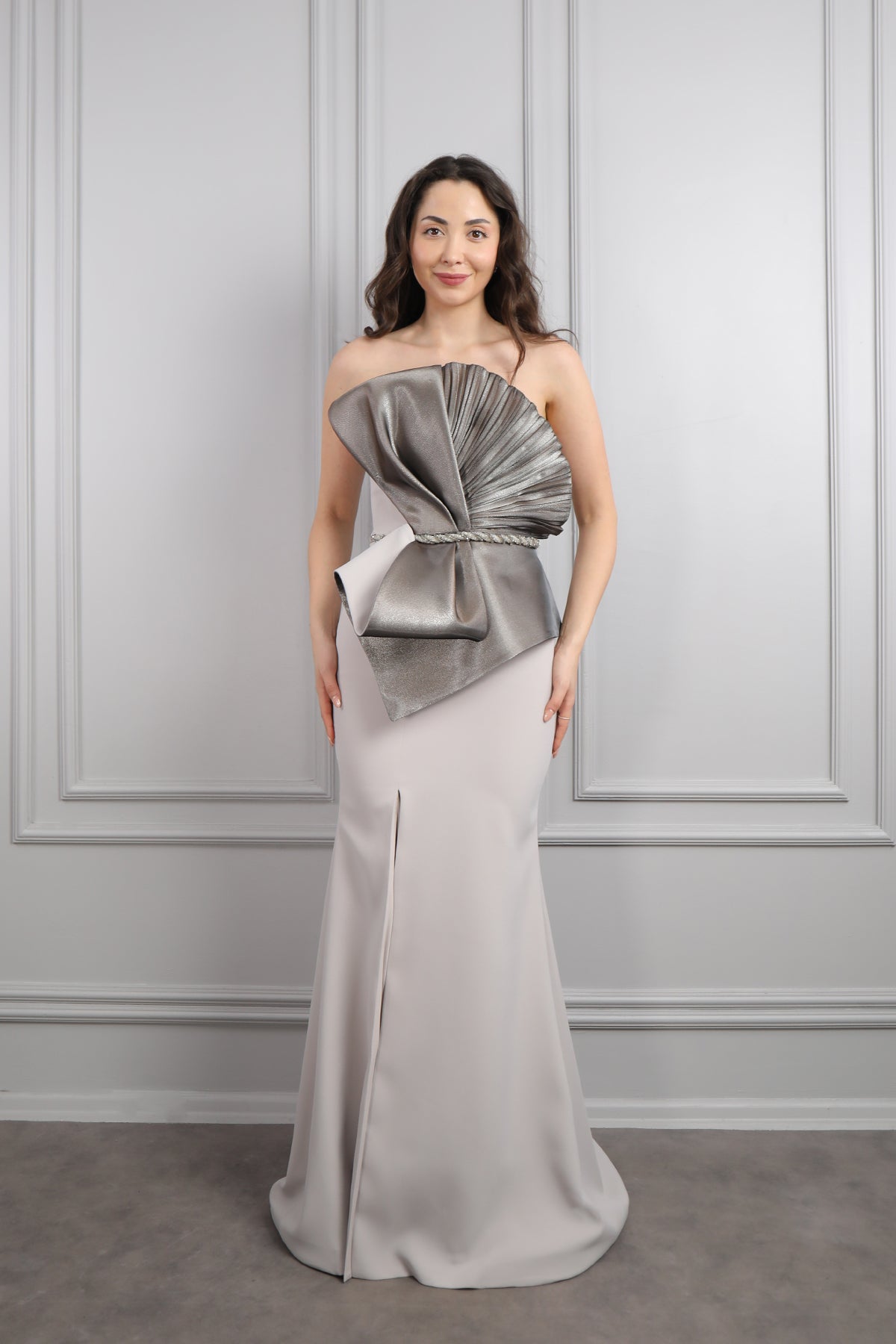 فستان سهرة سترابلس بتصميم فيونكة امامية وحزام لامع مقاس كبير- رمادي