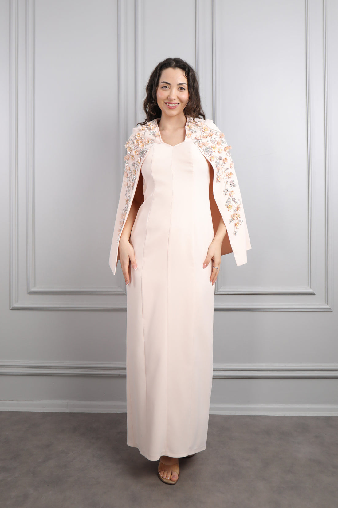 فستان سهرة بتفصيل كايب عالكتف بتطريزات كريستالية مقاس كبير -بمبي