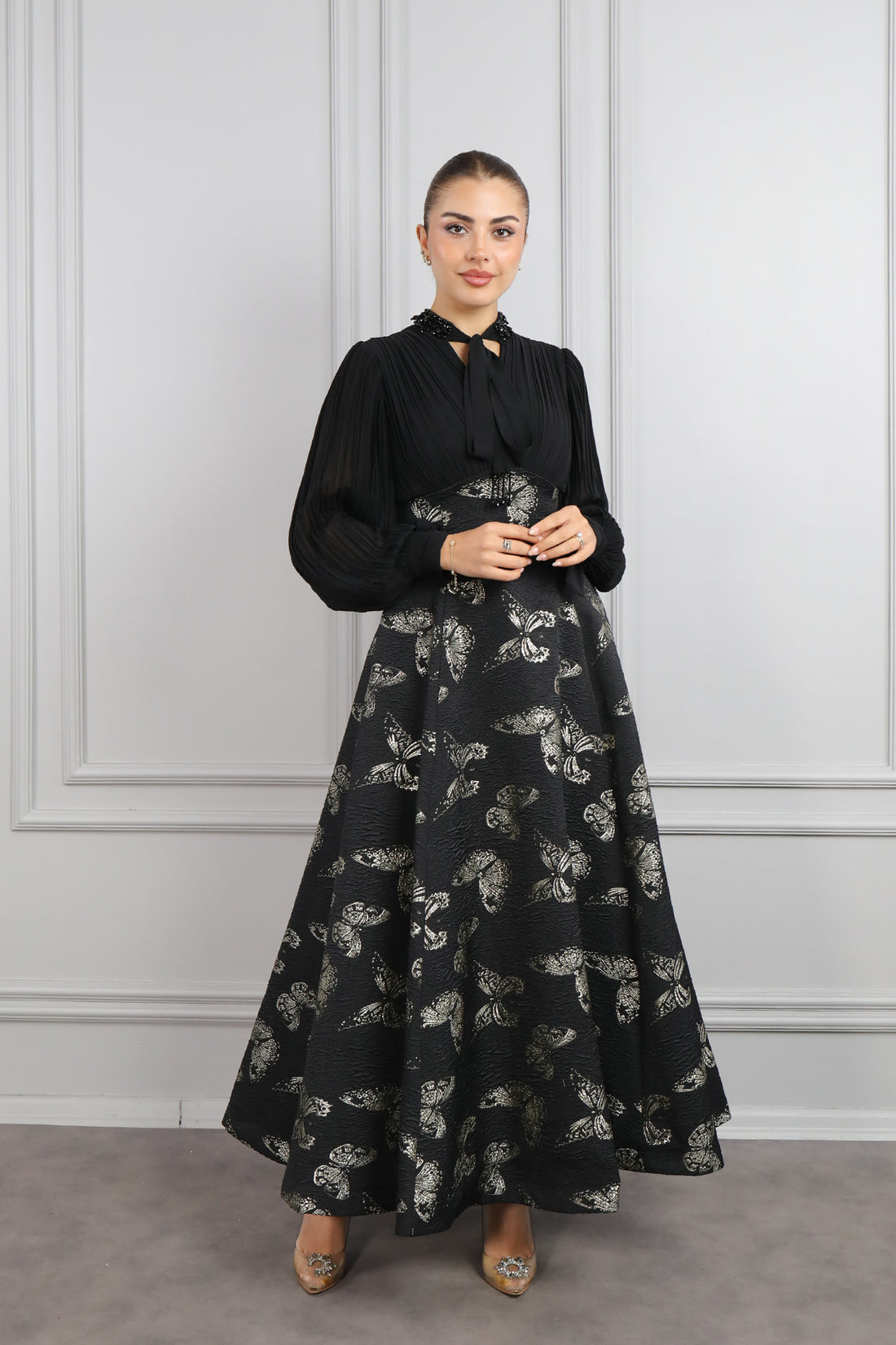 فستان ميدي مزين بتطريز لامع بأكمام واسعة وياقة مربوطة حول العنق -اسود