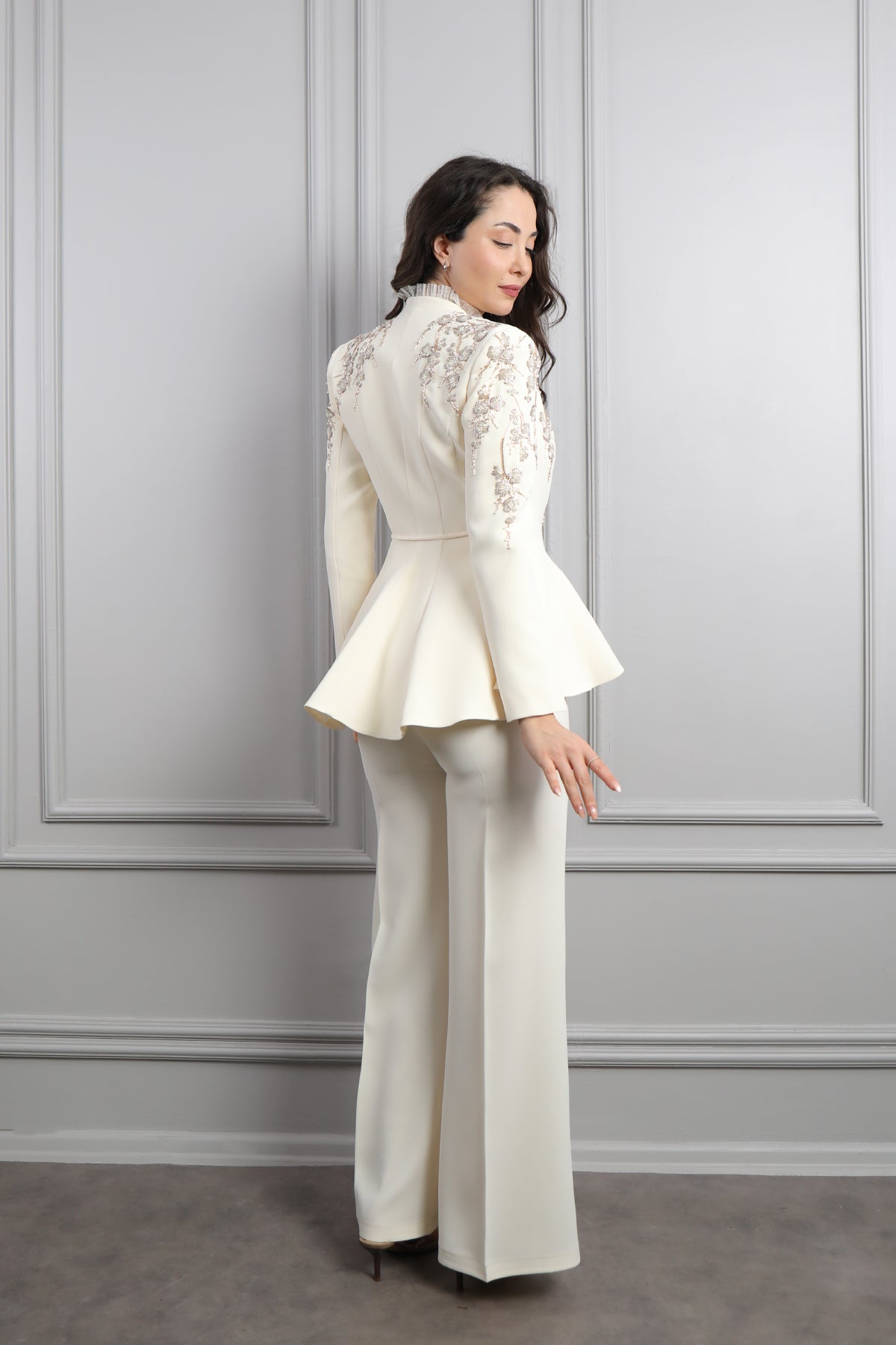 طقم بنطال وجاكيت مزين بتطريزات خرزية وكشكشة عالياقة -سكري