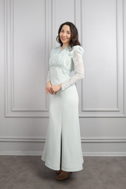 فستان مصمم بتفاصيل دانتيلية وتطريزات خرزية -نعناعي